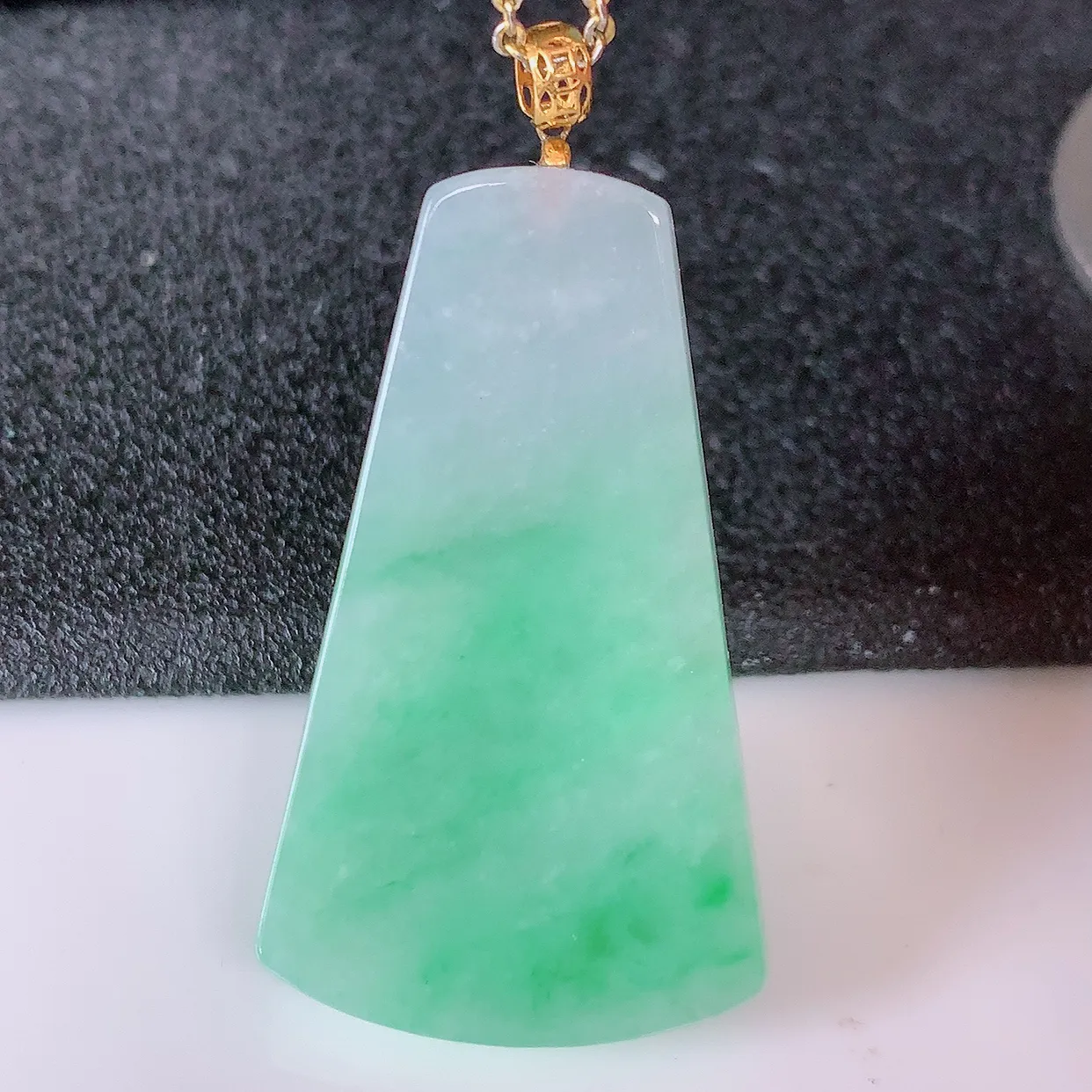 18K金镶嵌冰润飘绿翡翠平安无事牌吊坠，翡翠无事牌，平平安安，无事牌翠色灵动，佩戴平安时尚！#41.13