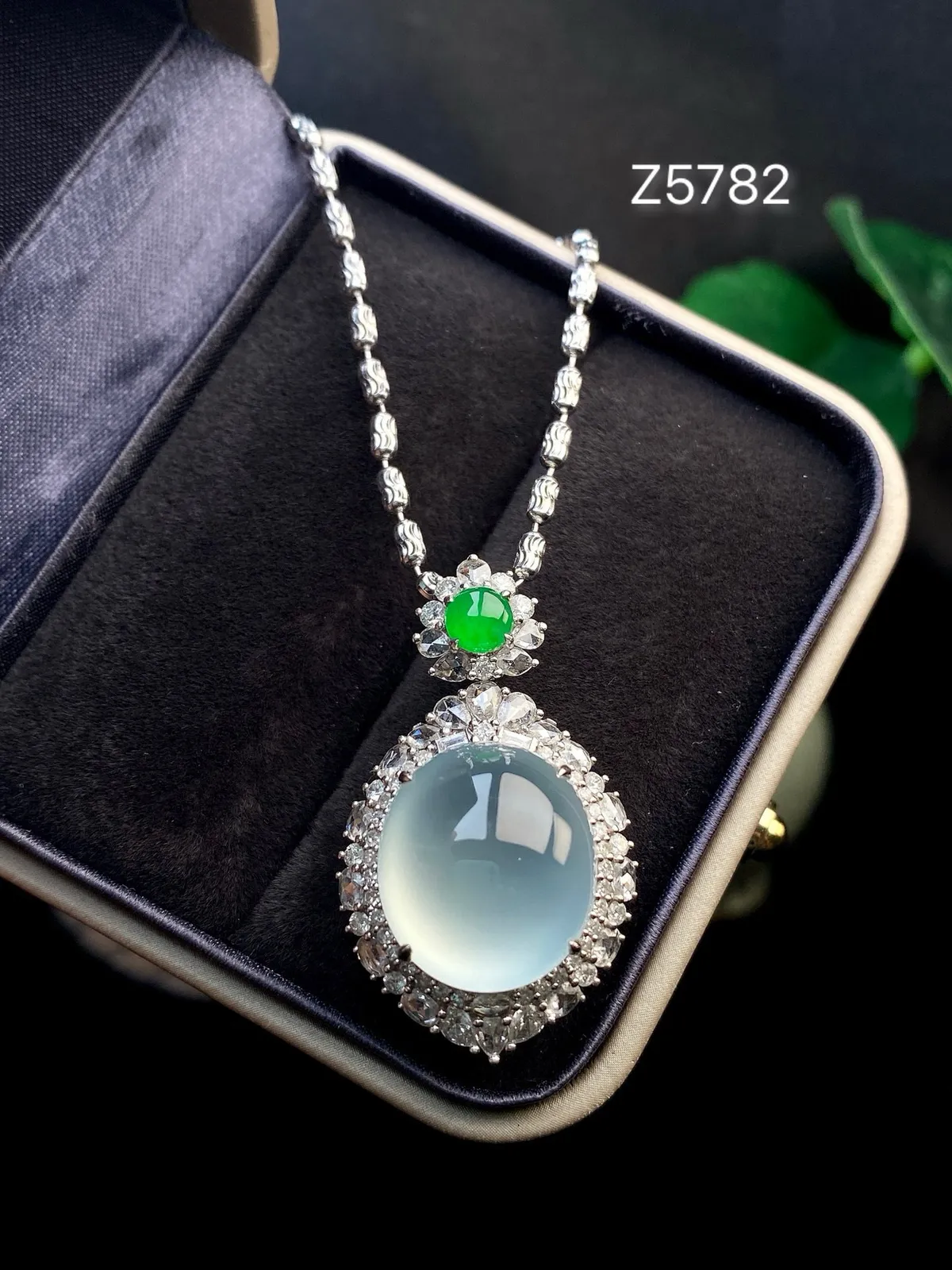 【冰种蛋面吊坠】冰感十足，通透闪亮，饱满圆润，18k金钻镶嵌，裸石尺寸16.3*14.5*8.3毫米