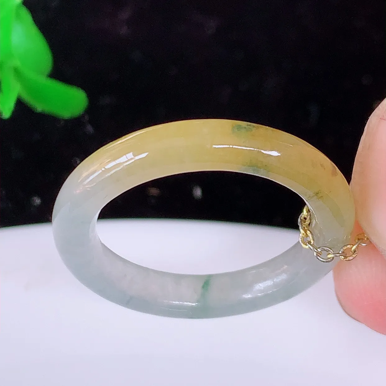 自然光实拍，17.mm内径冰种黄加绿翡翠指环，玉戒指，玉质莹润，好精美好冰润的指环，14圈口，上手纤巧！#1.13