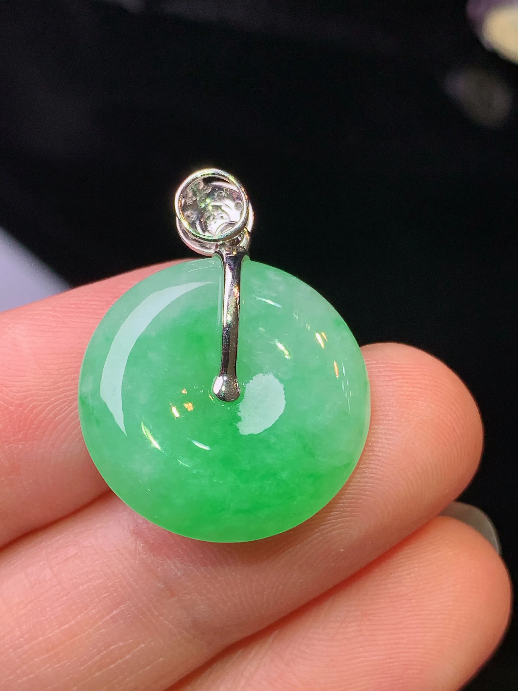 18k金钻镶嵌翠绿平安扣吊坠 玉质细腻 水润亮眼 色泽艳丽 整体尺寸25.2*19.2*5