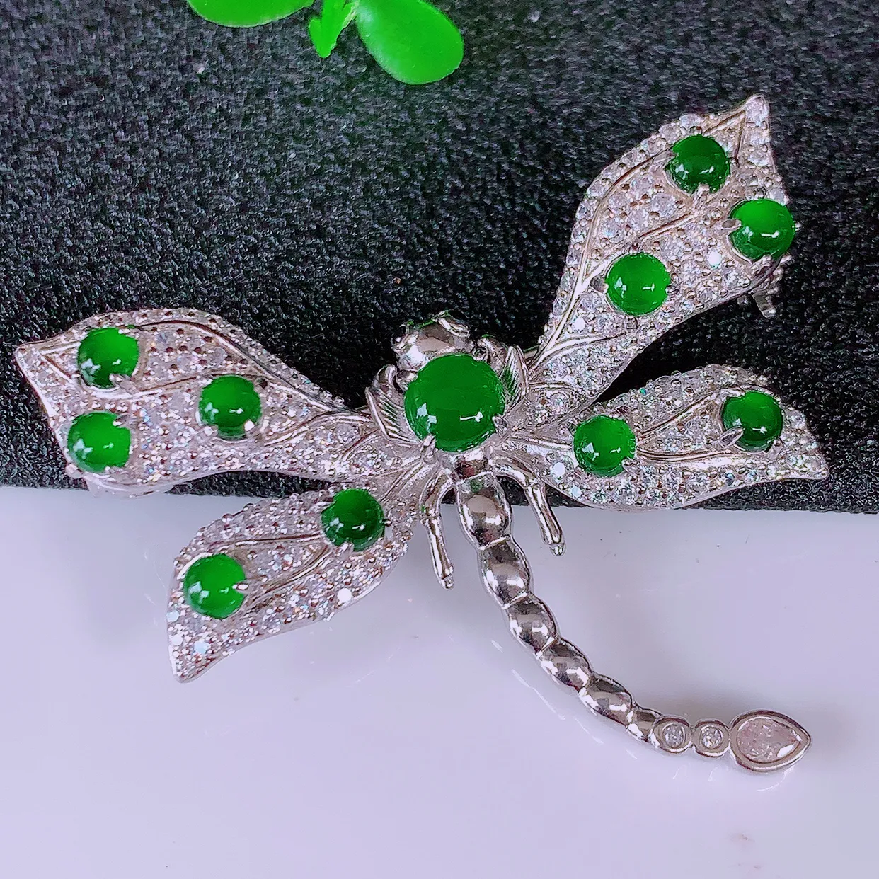 冰透满绿翡翠925银镶嵌蜻蜓胸针，自然光实拍，翠色灵动，颜色漂亮，种老水足，品相佳，佩戴佳品！#98.13整体39.5*28*9.5取一裸石4.6*4.6