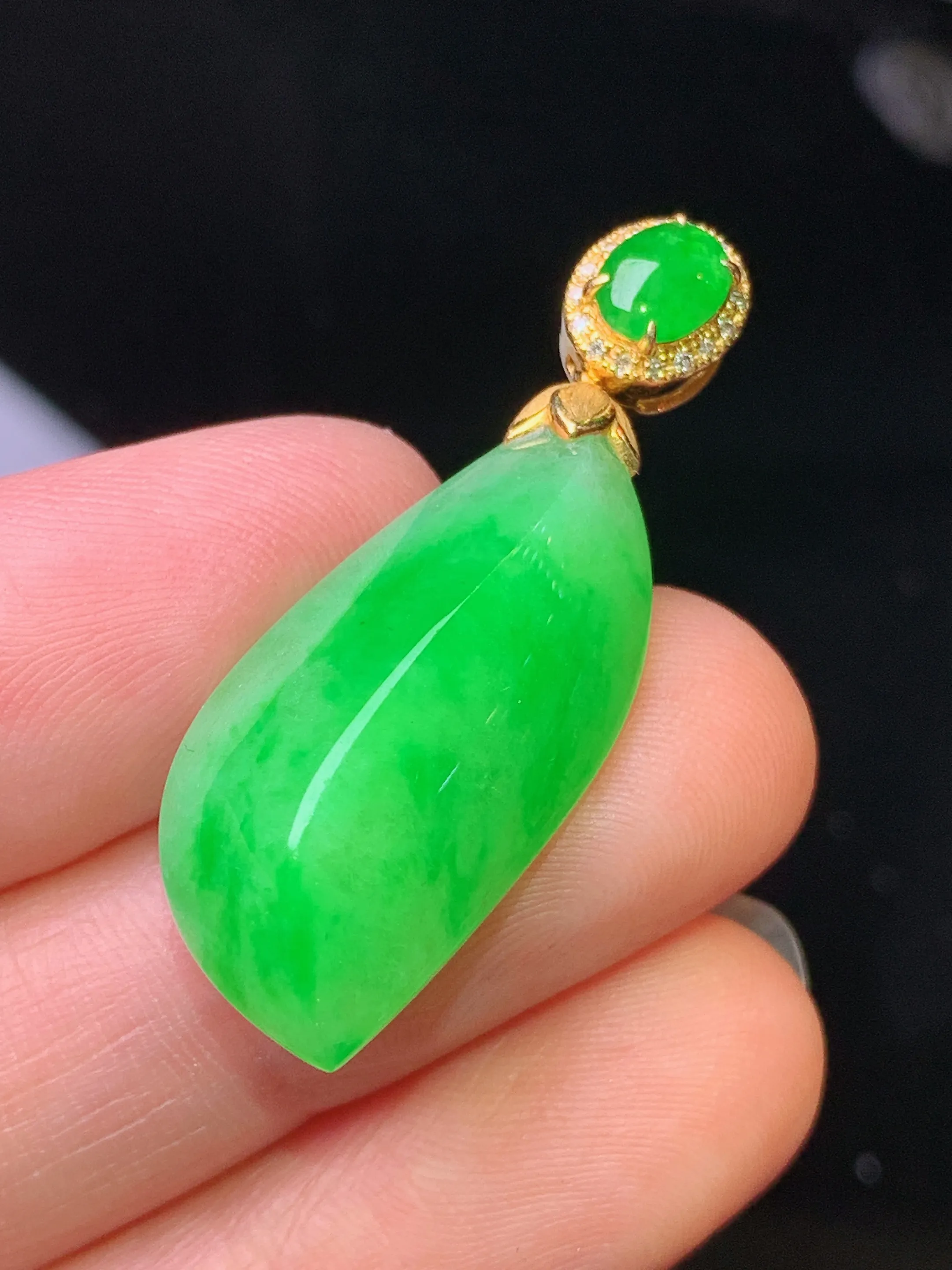 18k金钻镶嵌翠绿随形吊坠 玉质细腻 水润亮眼 色泽艳丽 整体尺寸35.2*13*8.8