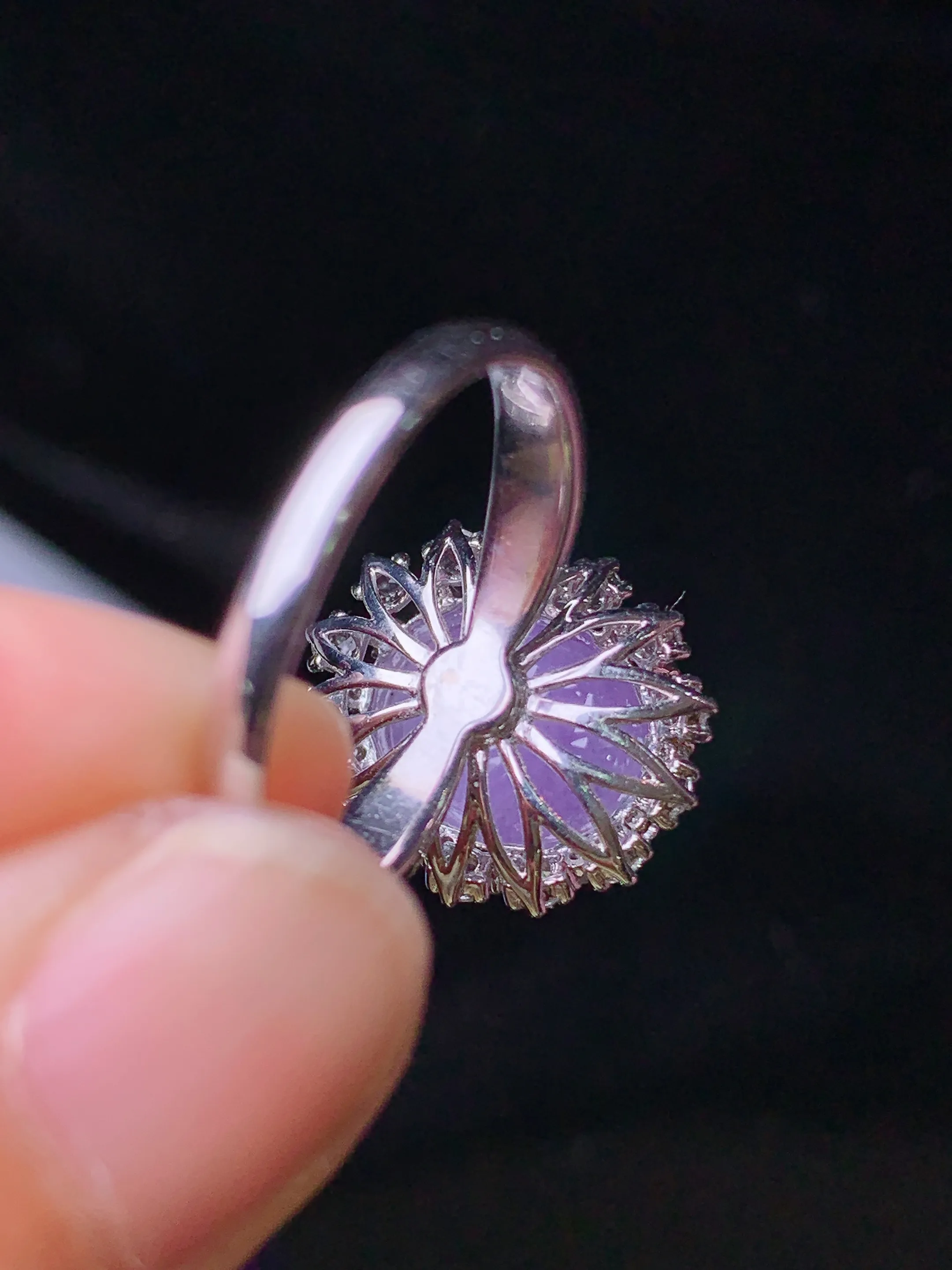 18k金钻镶嵌紫罗兰蛋面戒指 玉质细腻 水润亮眼 色泽艳丽 圈口14 整体尺寸16*14*11.8