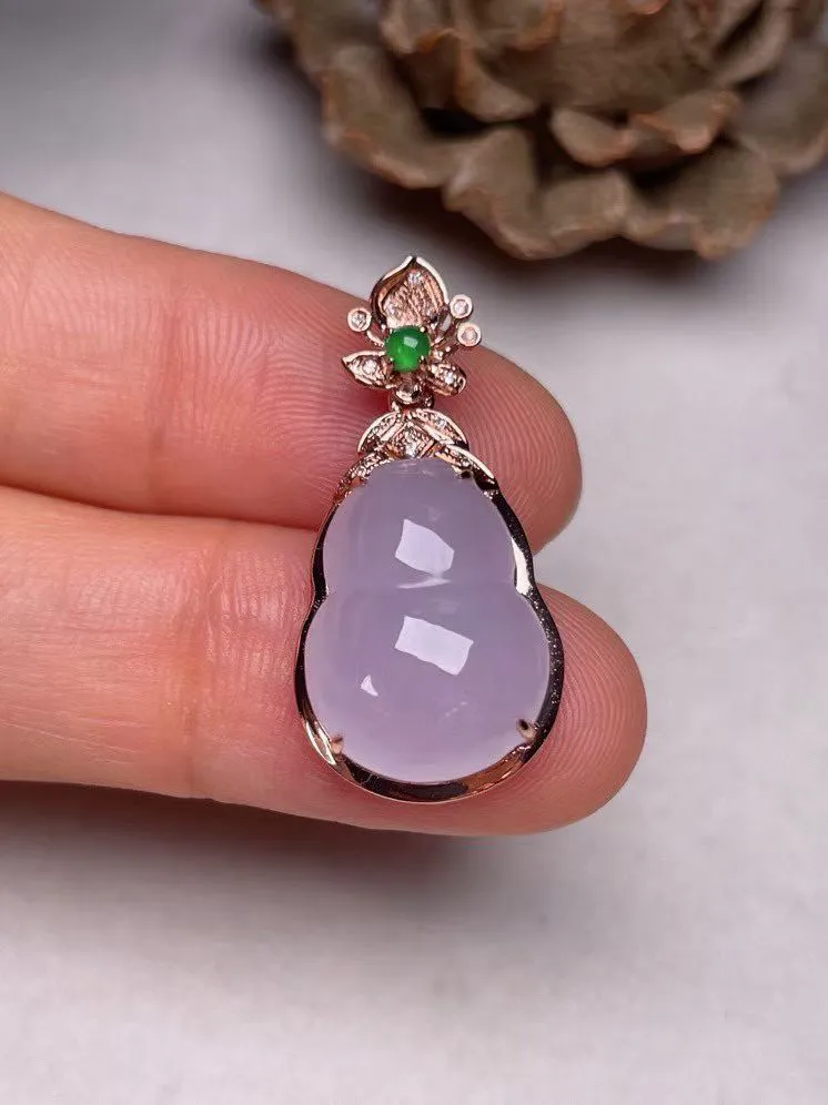 冰糯种淡紫葫芦吊坠、真金真钻镶嵌，种水好，玉质细腻 .裸石尺寸  15.5*11.5