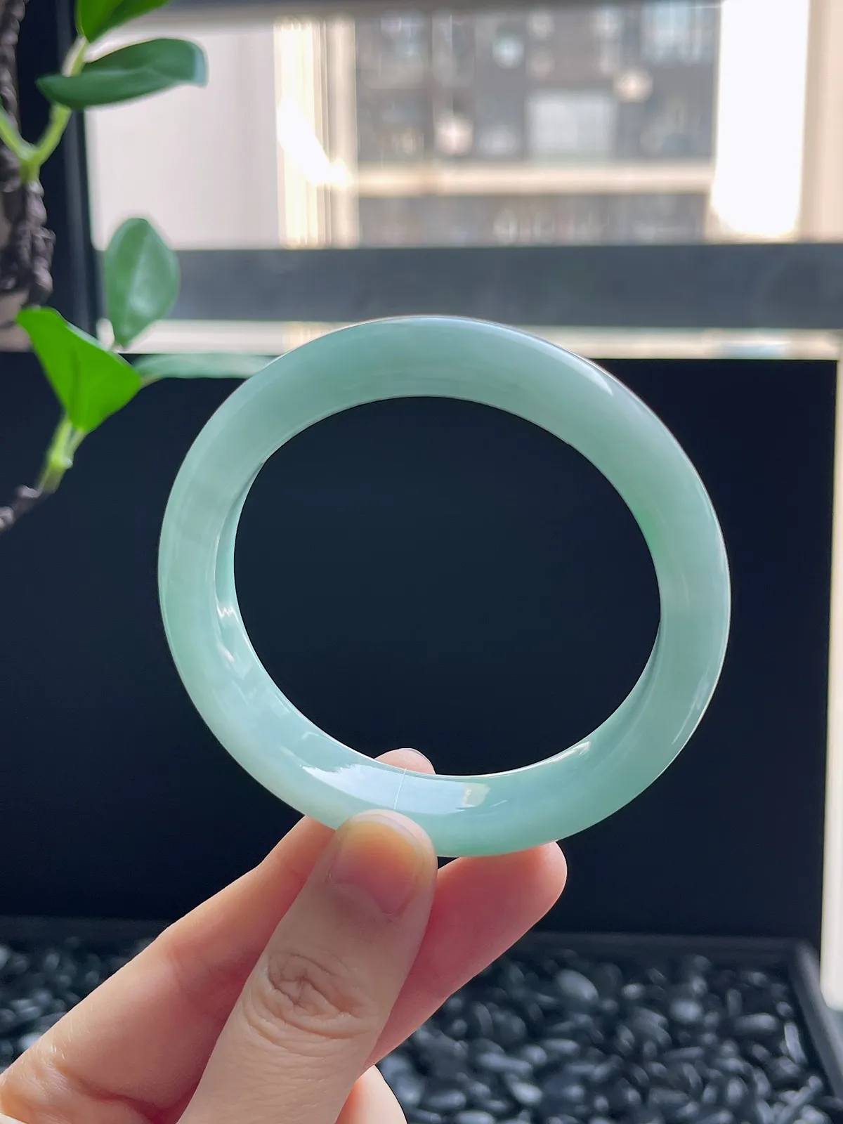 正圈54.5圈口，翡翠冰糯种飘绿手镯