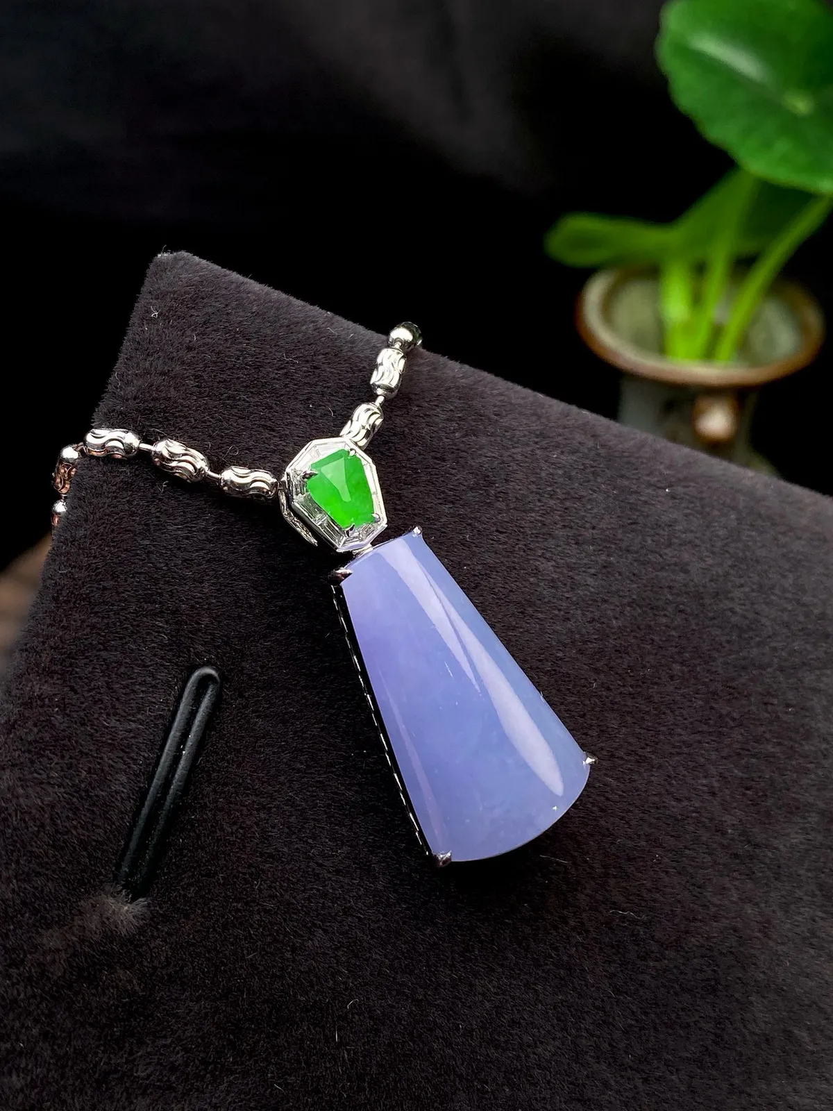 【冰种紫无事柱吊坠】质地细腻，光泽度不错，18k金钻镶嵌，裸石尺寸20.5*11.7*4.8毫米