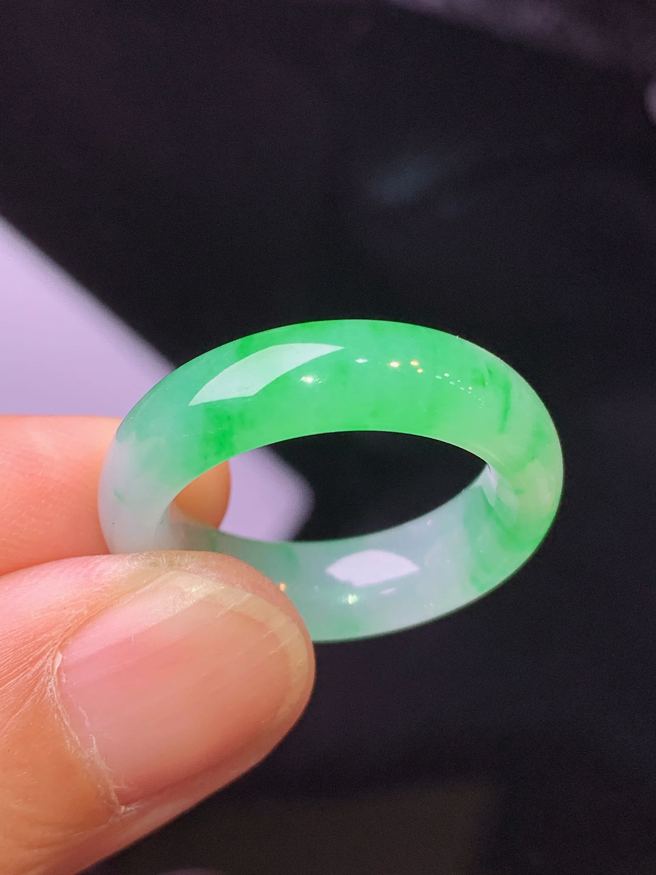 飘绿指环 玉质细腻 水润亮眼 色泽艳丽 圈口14 整体尺寸24.5*5.8*3.6