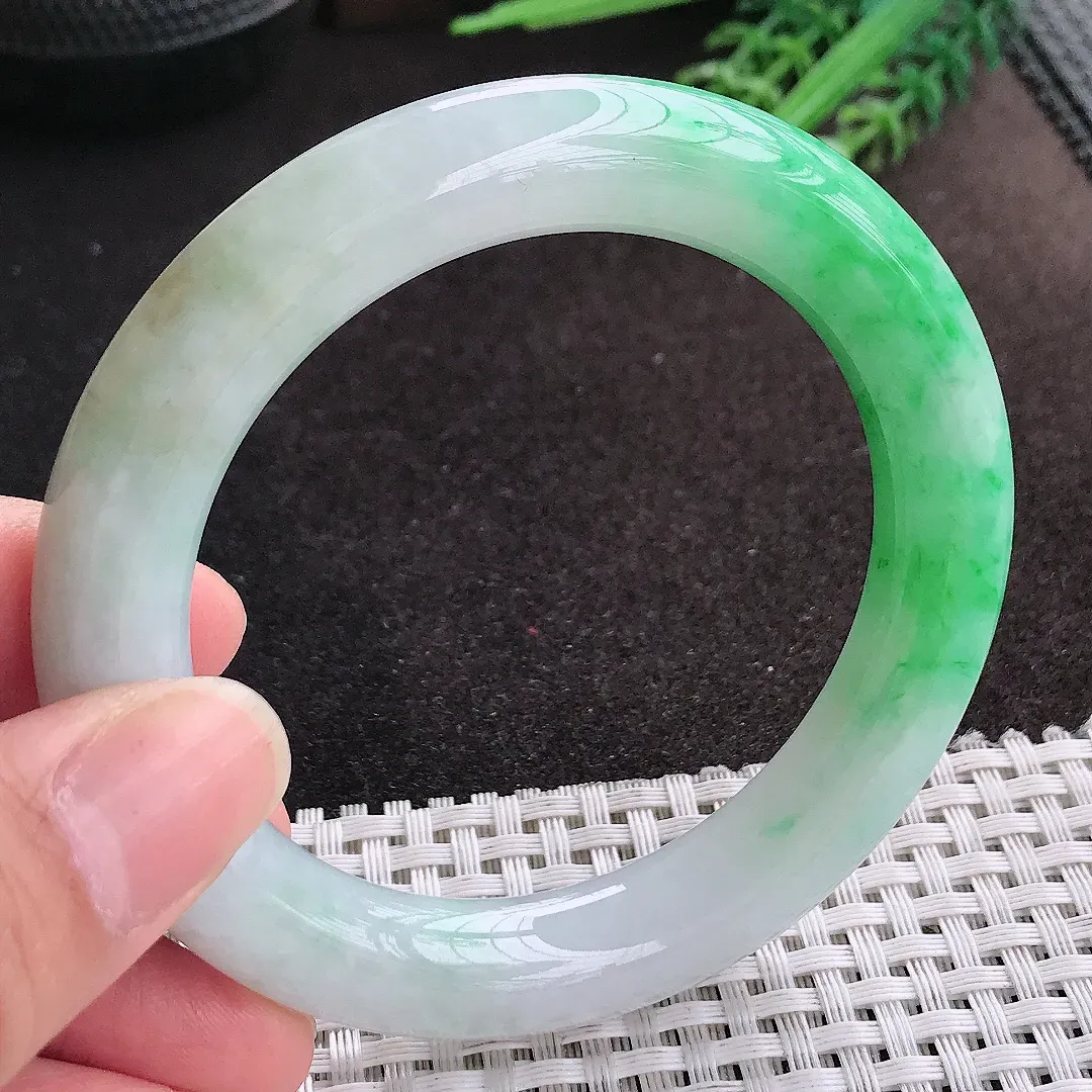 天然A货翡翠56.5/11.4/11.1老坑精美温润飘阳绿圆条手镯玉镯