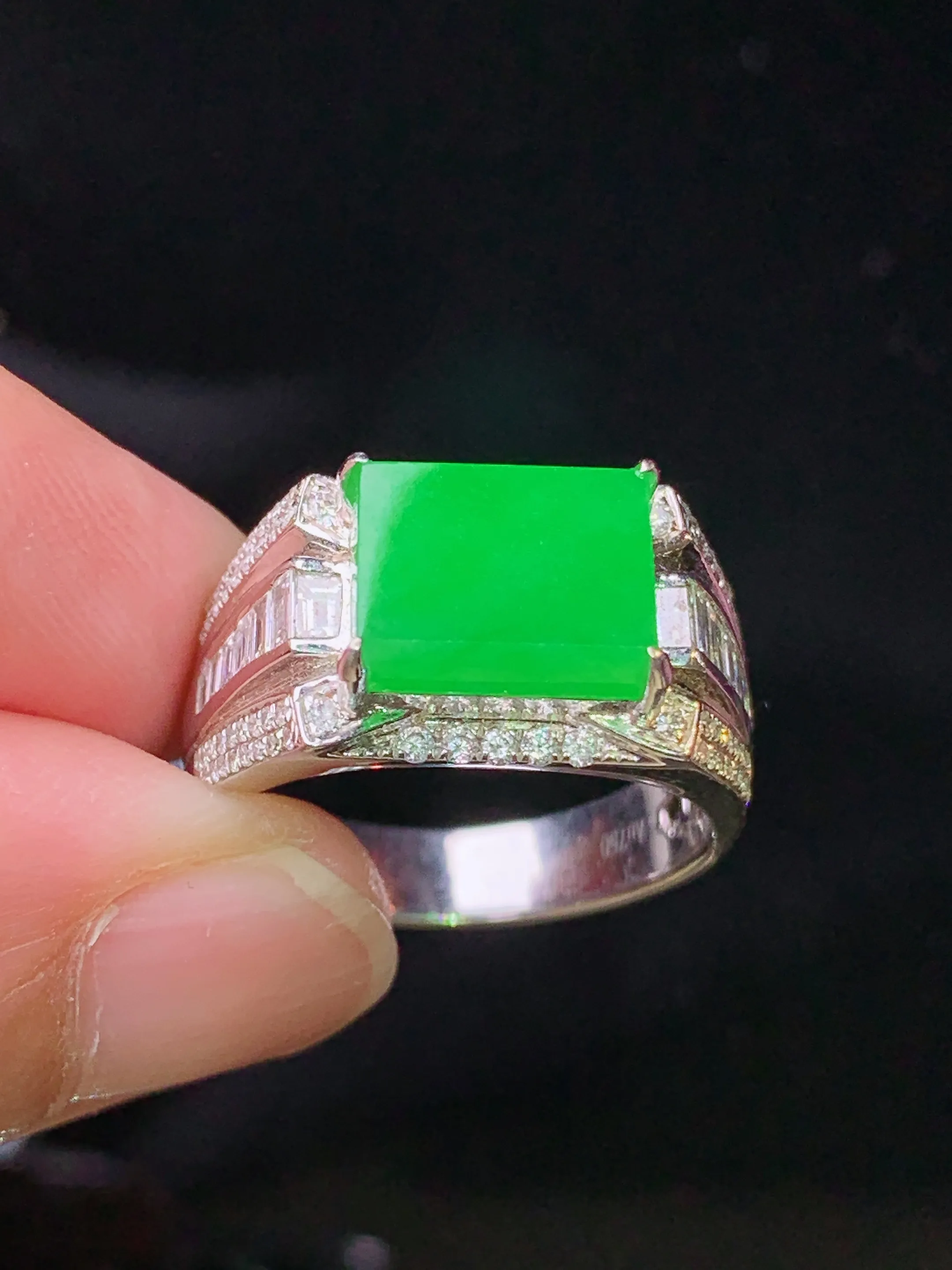 18k金钻镶嵌满绿马鞍戒指 玉质细腻 水润亮眼 色泽艳丽 圈口17.5 裸石尺寸7.5*9.8*3.5