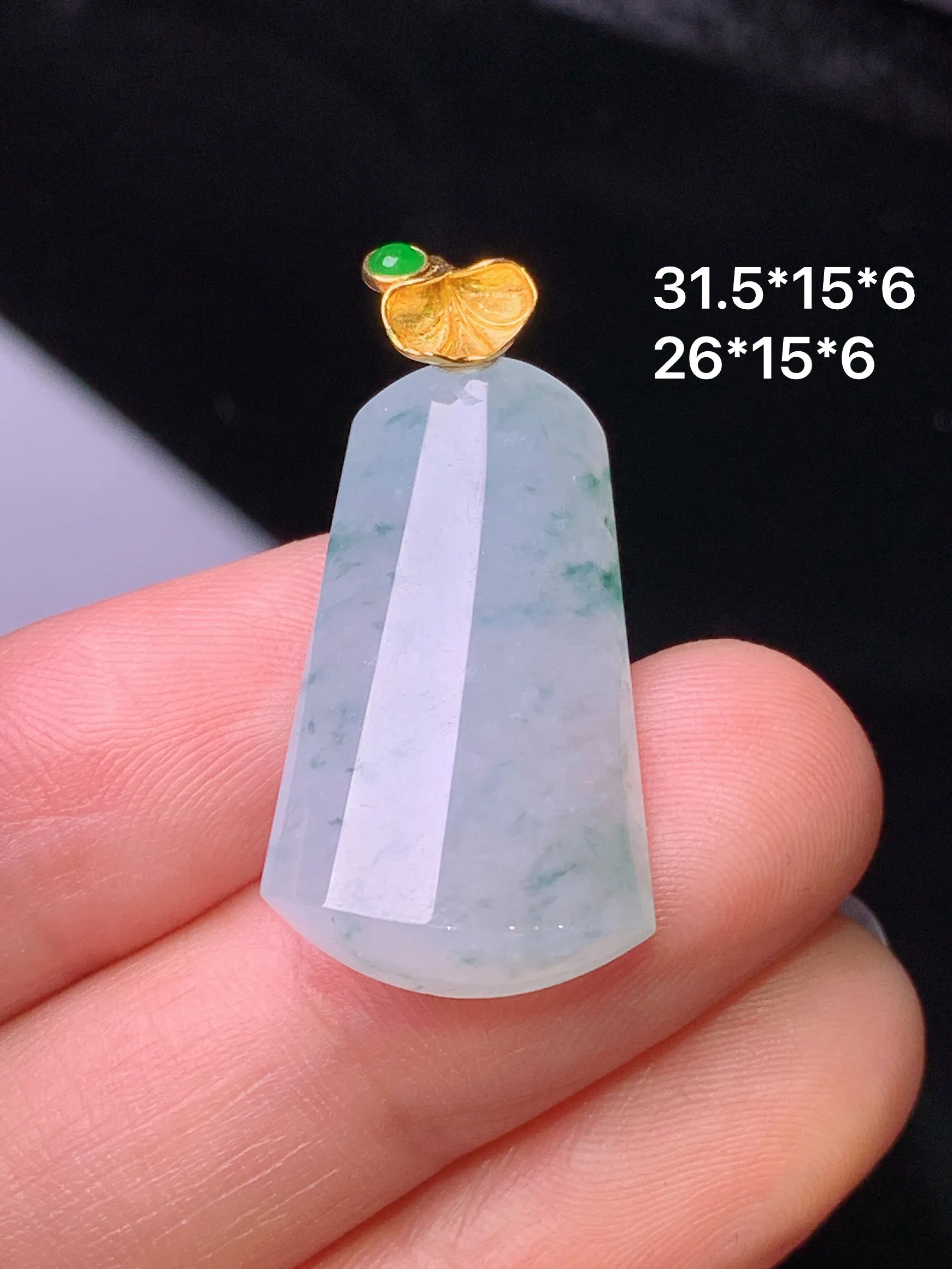 18k金镶嵌飘绿玉柱吊坠 玉质细腻 水润亮眼 色泽艳丽 整体尺寸31.5*15*6