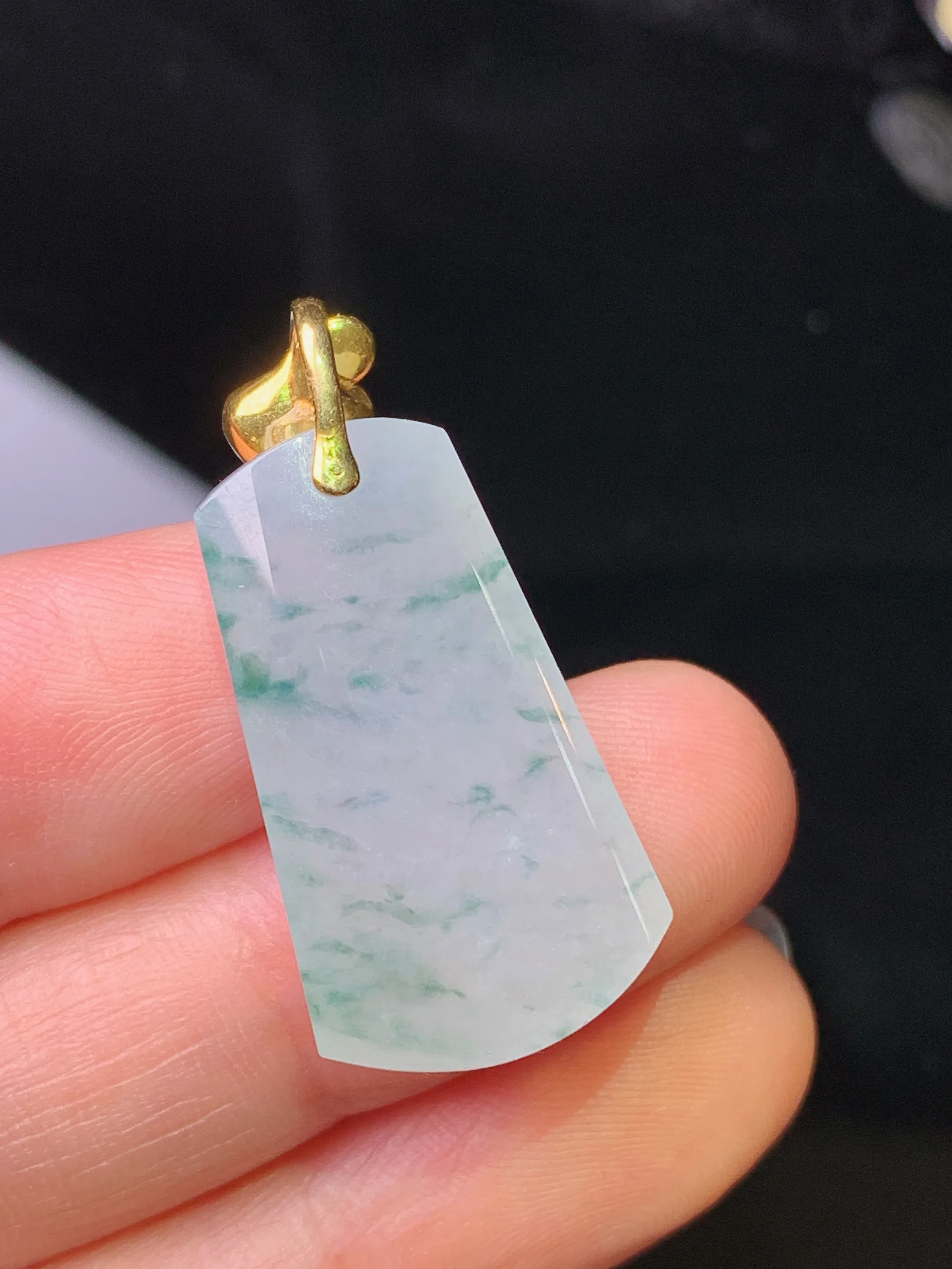 18k金镶嵌飘绿玉柱吊坠 玉质细腻 水润亮眼 色泽艳丽 整体尺寸31.5*15*6