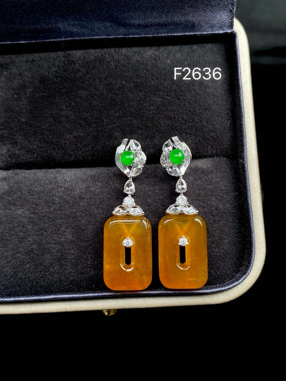 【冰种黄翡方糖耳坠】质地细润，起刚起荧光，18K金钻镶嵌，裸石尺寸13.7*9*2.6毫米