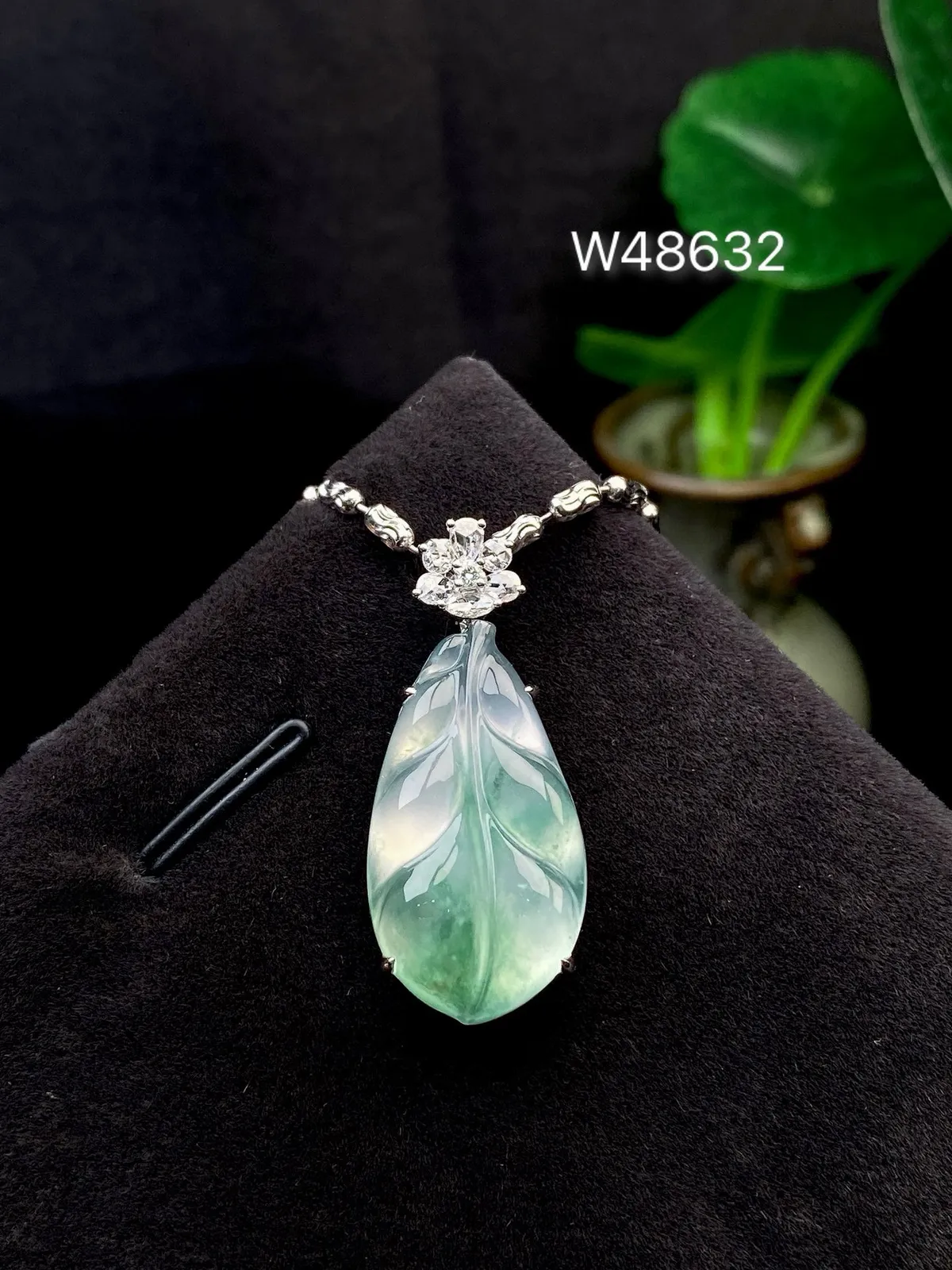 【冰种飘花叶子】金枝玉叶，质地细腻，冰润透亮，光泽出众，18k金钻镶嵌，裸石尺寸24.8*13.5*