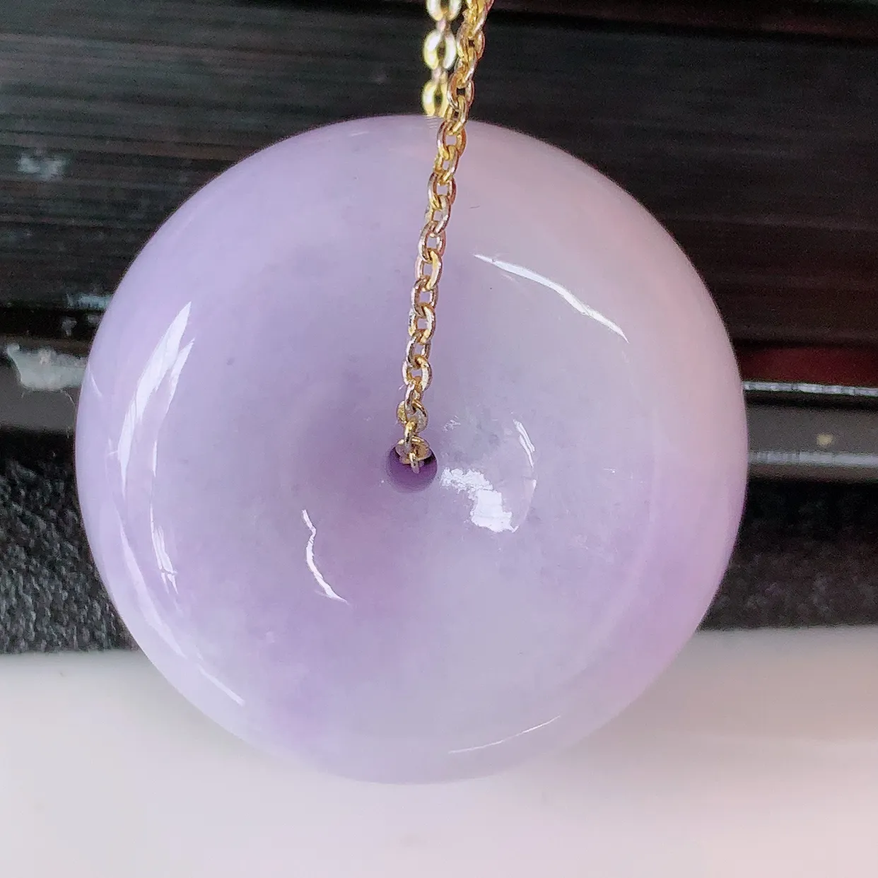 自然光实拍，冰润紫罗兰翡翠平安扣吊坠，形体饱满圆润，平安扣肥嘟嘟的，平平安安，种水很好，配戴精美！#05.13