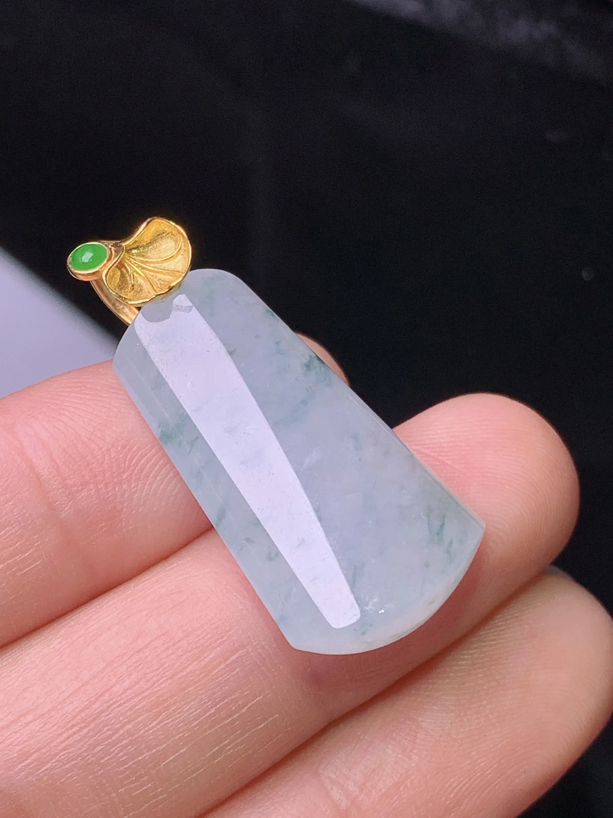 18k金镶嵌飘绿玉柱吊坠 玉质细腻 水润亮眼 色泽艳丽 整体尺寸31.5*15*6