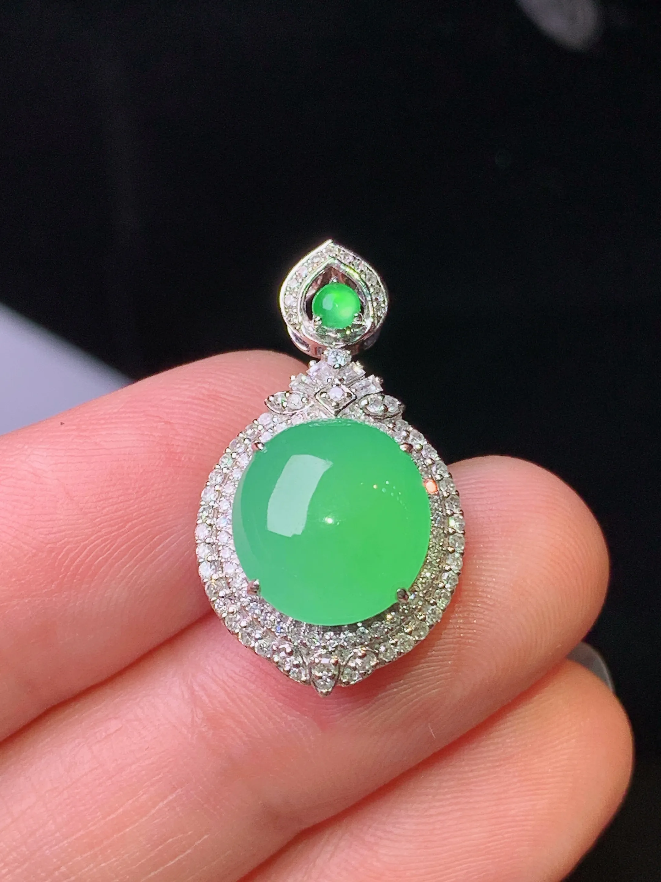 18k金钻镶嵌翠绿蛋面吊坠 玉质细腻 水润亮眼 色泽艳丽 整体尺寸25*14.3*10