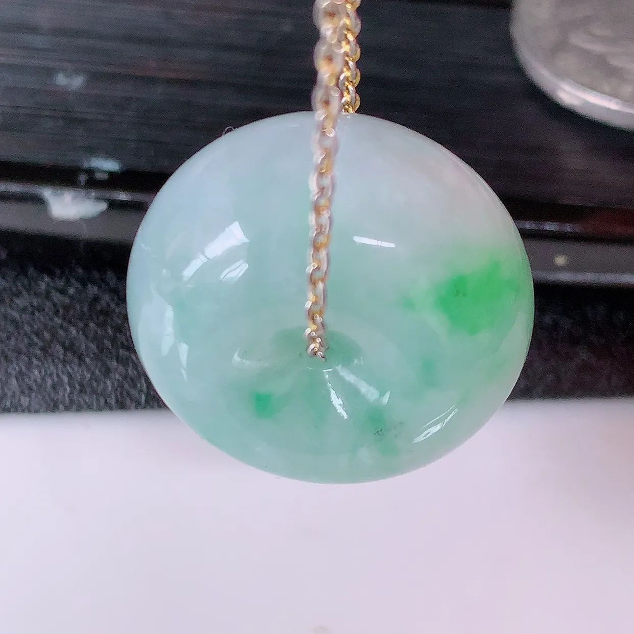 自然光实拍，冰润飘绿翡翠路路通吊坠， 寓意时来运转、财源滚滚，款式新颖时尚，日常百搭的款！配图银链#