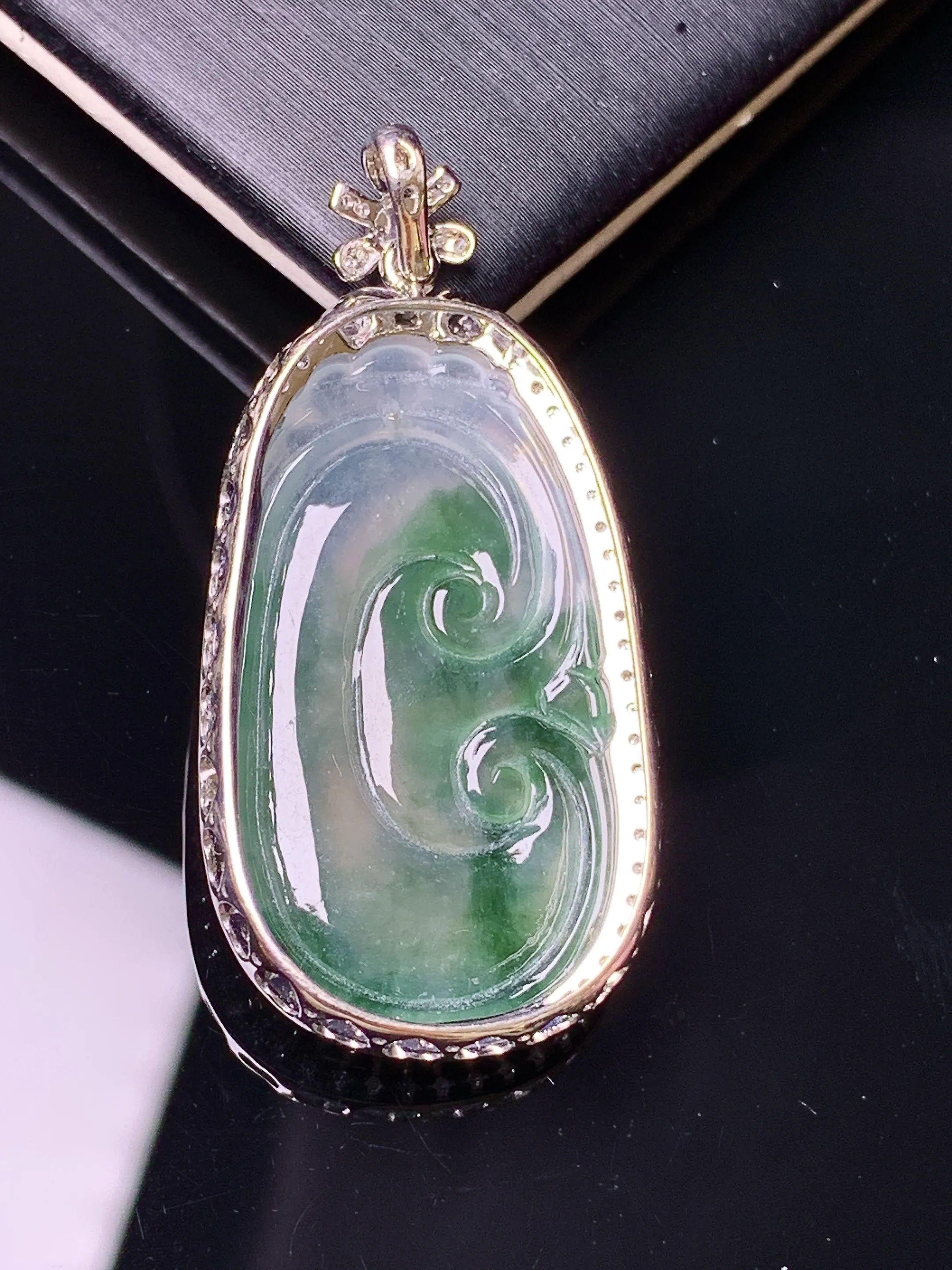 18k金钻镶嵌冰种如意吊坠 玉质细腻 水润亮眼 色泽艳丽 整体尺寸40*19.3*6.5