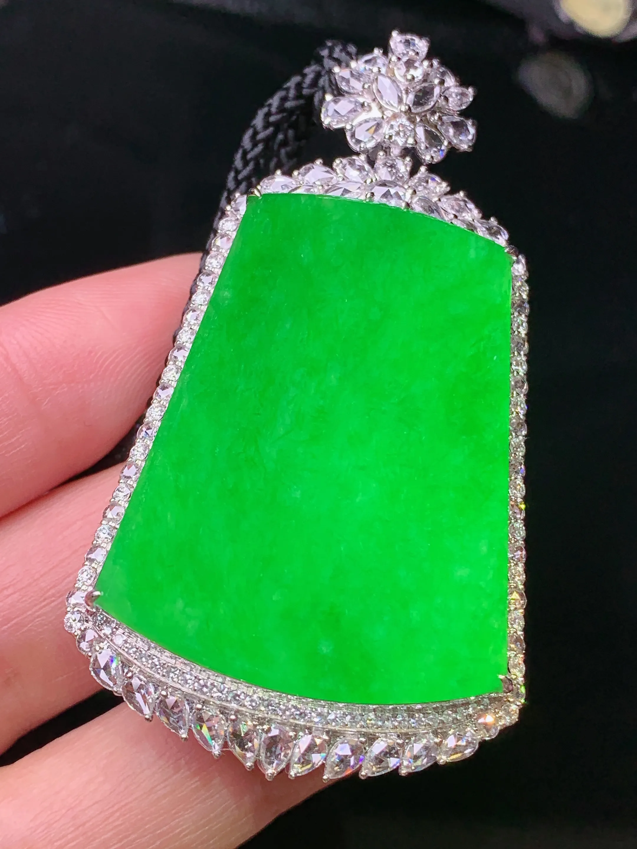 18k金钻镶嵌满绿无事牌吊坠 玉质细腻 水润亮眼 色泽艳丽 整体尺寸60*32.8*12