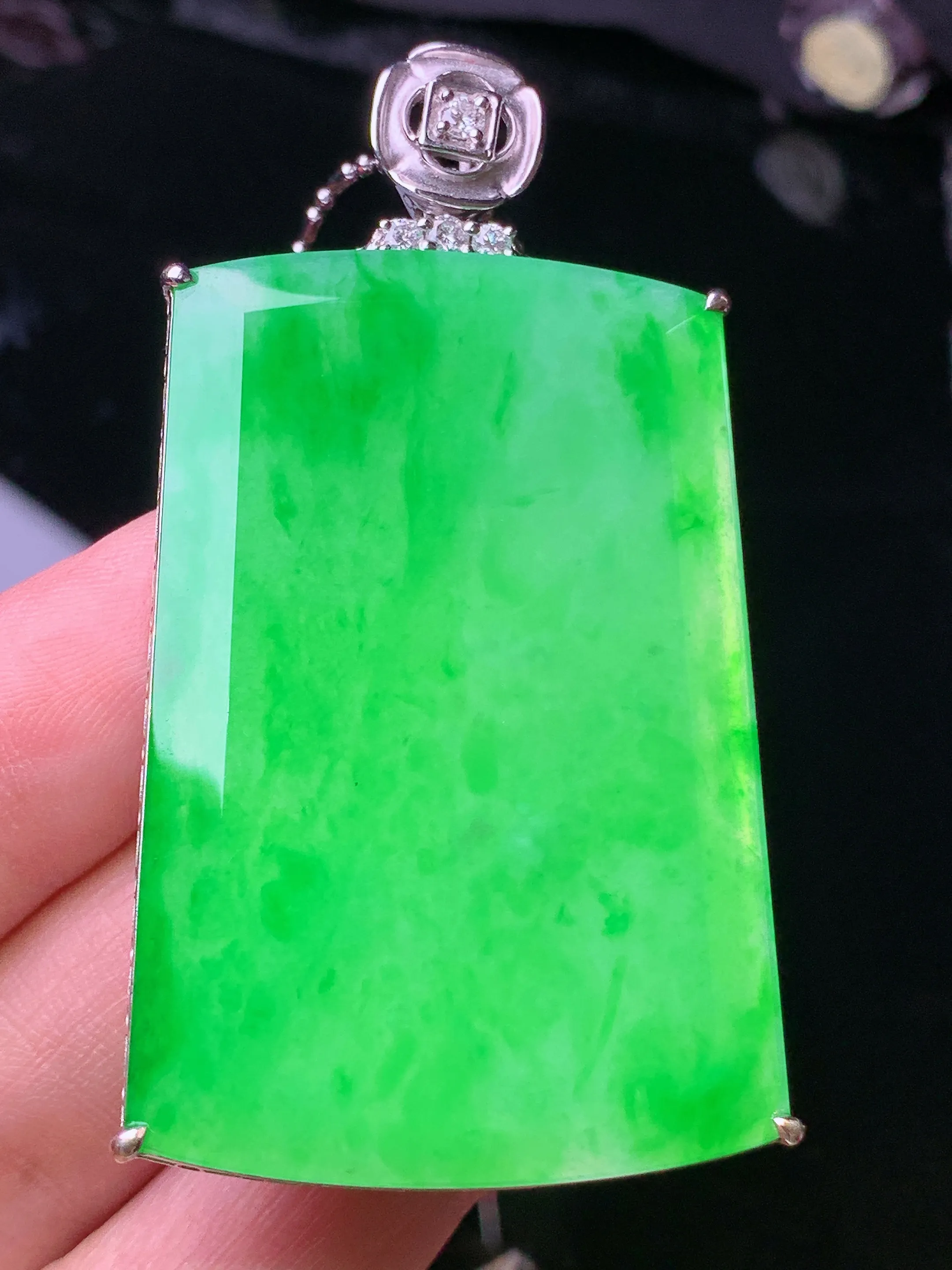 18k金钻镶嵌翠绿无事牌吊坠 玉质细腻 水润亮眼 色泽艳丽 整体尺寸59.5*32.3*7.5