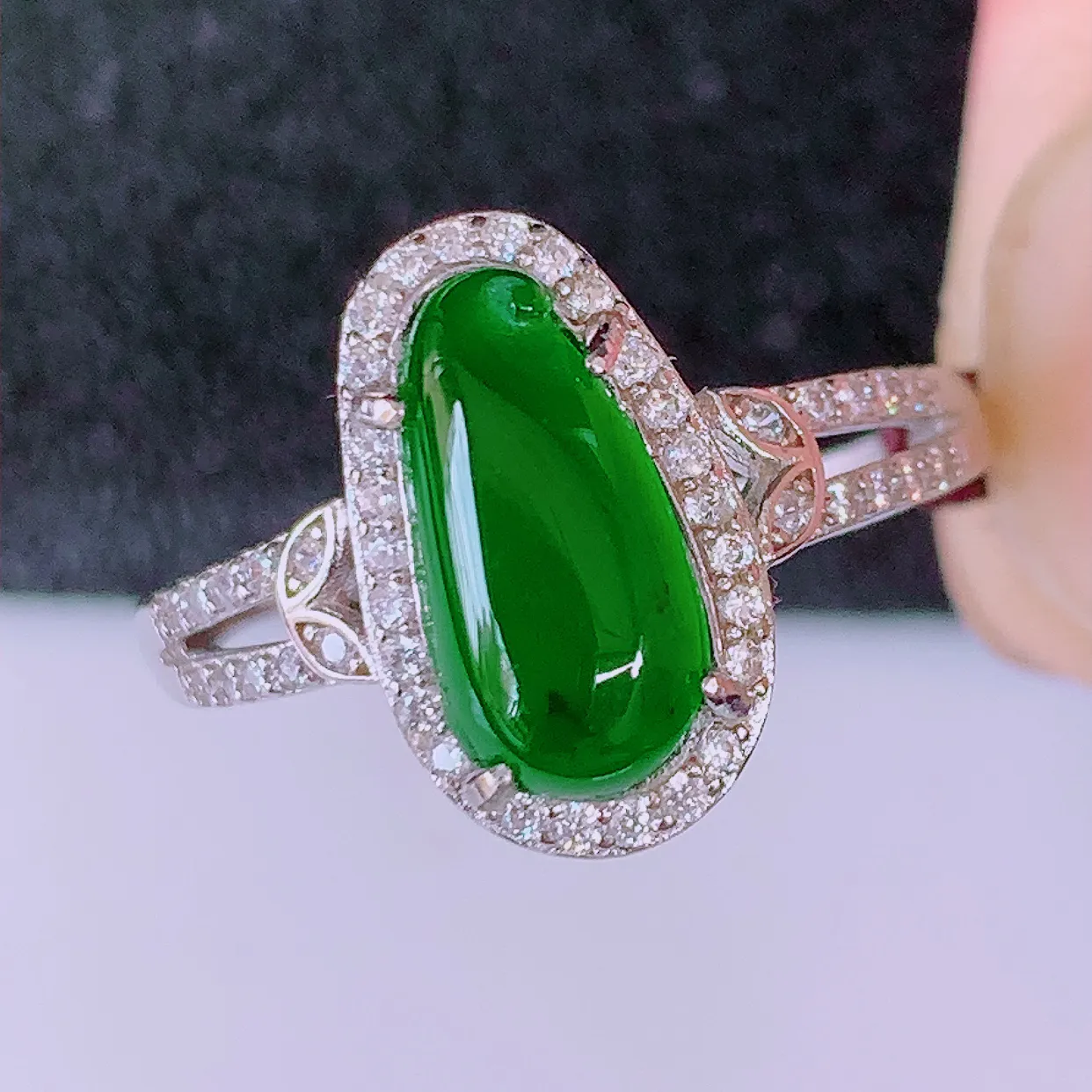 冰透满绿翡翠925银镶嵌福瓜戒指，自然光实拍，翠色灵动，颜色漂亮，种老水足，品相佳，佩戴佳品！#98