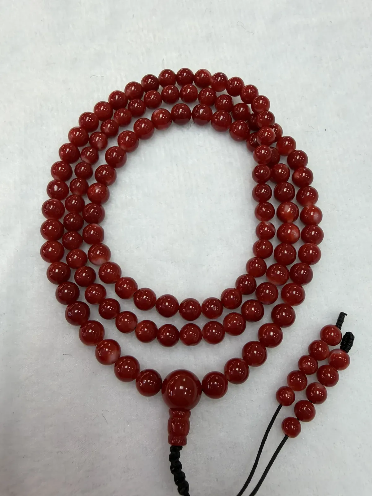 【天然日本阿卡赤血牛血红珊瑚6mm圆珠108粒佛珠链】可遇不可求！项链手链两用款！日本产地，阿卡材料，赤血牛血红颜色，光泽柔润透亮，直径约5-6mm，重量28.43克，珊瑚本为佛教珍宝，来自深海千年生长，有生长纹，属于有机宝石，气场强大，稀少珍贵！每粒均为天然无添加无修补！少虫眼少白芯！收藏精品！传承宝贝！