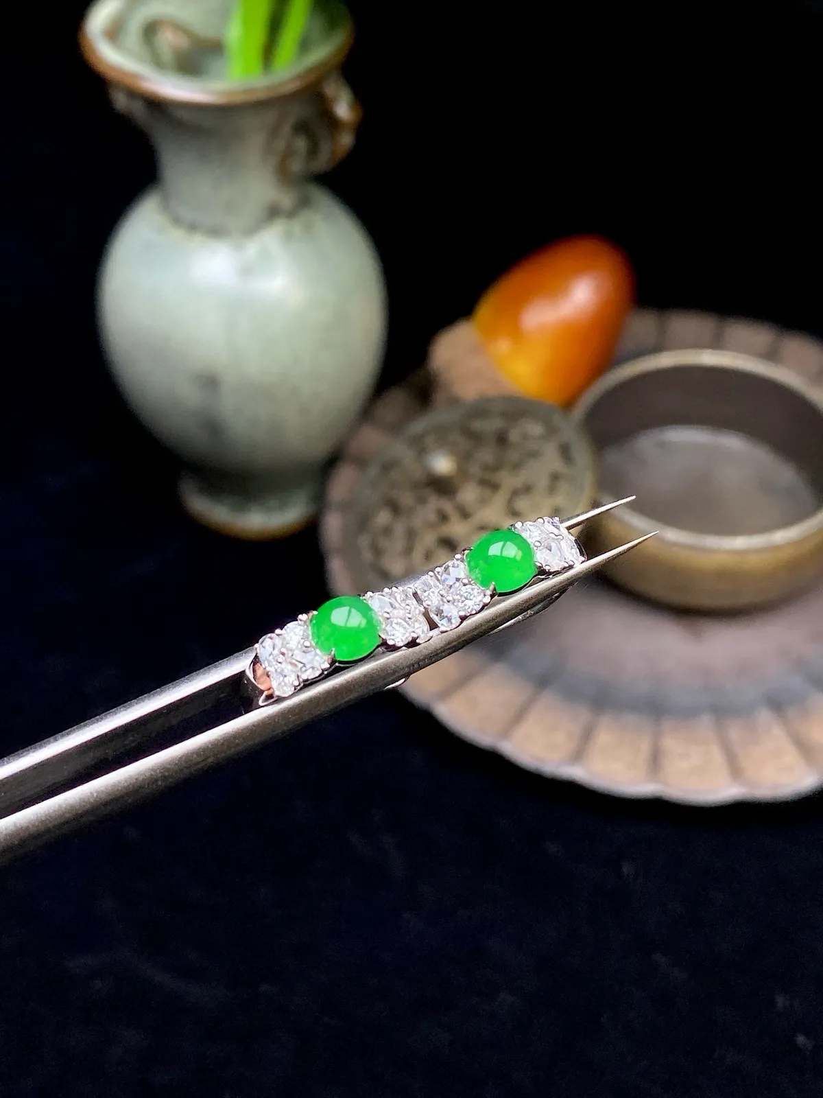 【冰种满绿蛋面耳包】晶莹剔透，冰感十足，通透闪亮，18k金钻镶嵌，裸石尺寸4.7*4*2.7毫米