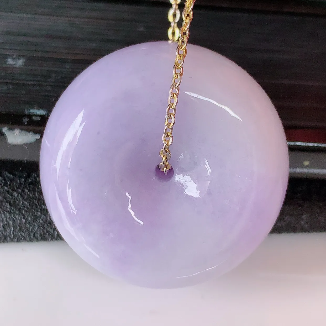 自然光实拍，冰润紫罗兰翡翠平安扣吊坠，形体饱满圆润，平安扣肥嘟嘟的，平平安安，种水很好，配戴精美！#05.13