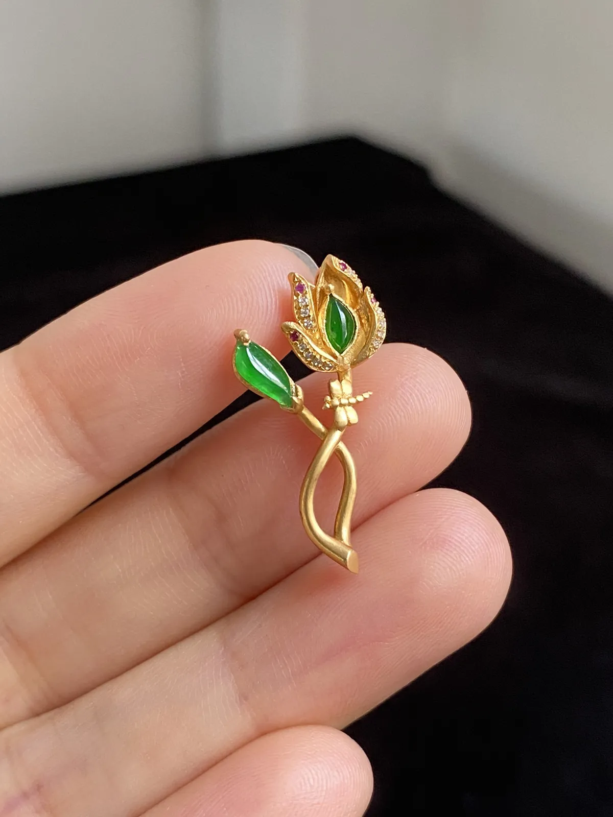 翡翠花件，伴钻石（无色）