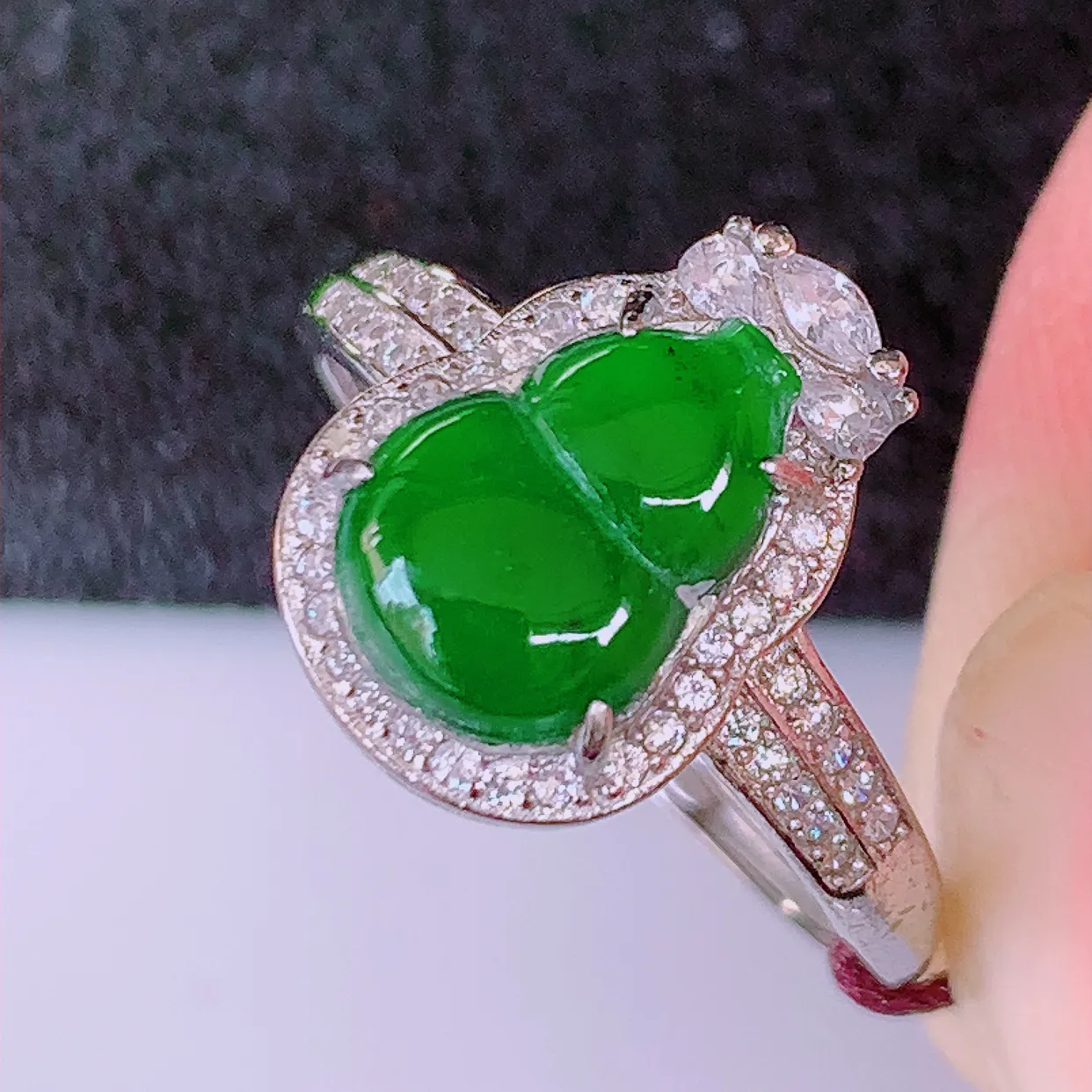 冰透满绿翡翠925银镶嵌戒指，自然光实拍，翠色灵动，颜色漂亮，种老水足，品相佳，佩戴佳品！#98.1