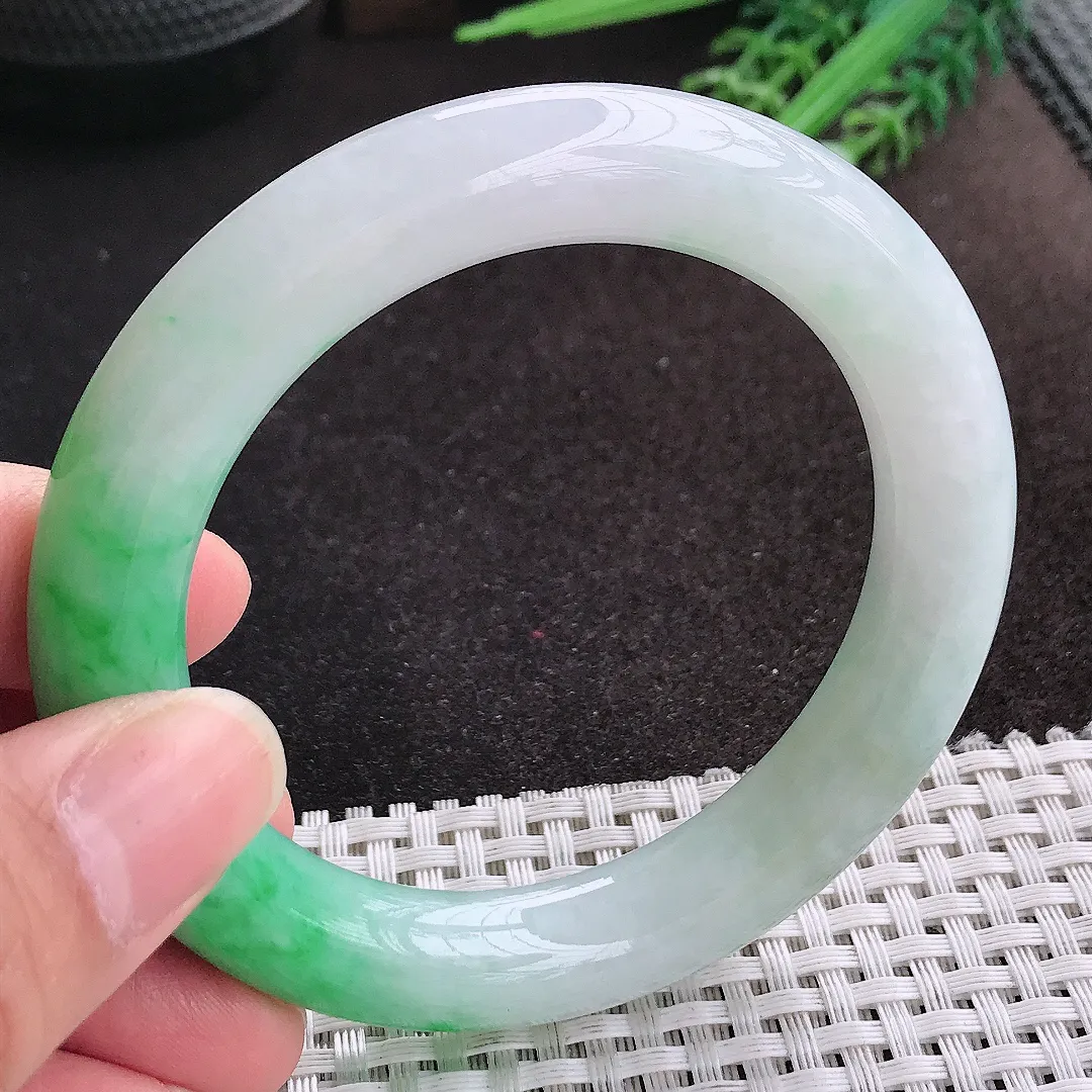 天然A货翡翠56.5/11.4/11.1老坑精美温润飘阳绿圆条手镯玉镯