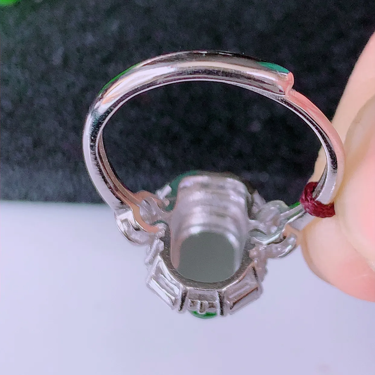 冰透满绿翡翠925银镶嵌貔貅戒指，自然光实拍，翠色灵动，颜色漂亮，种老水足，品相佳，佩戴佳品！#98.13（圈口可调大小）整体24.5*16.5*6裸石9.5*6.5