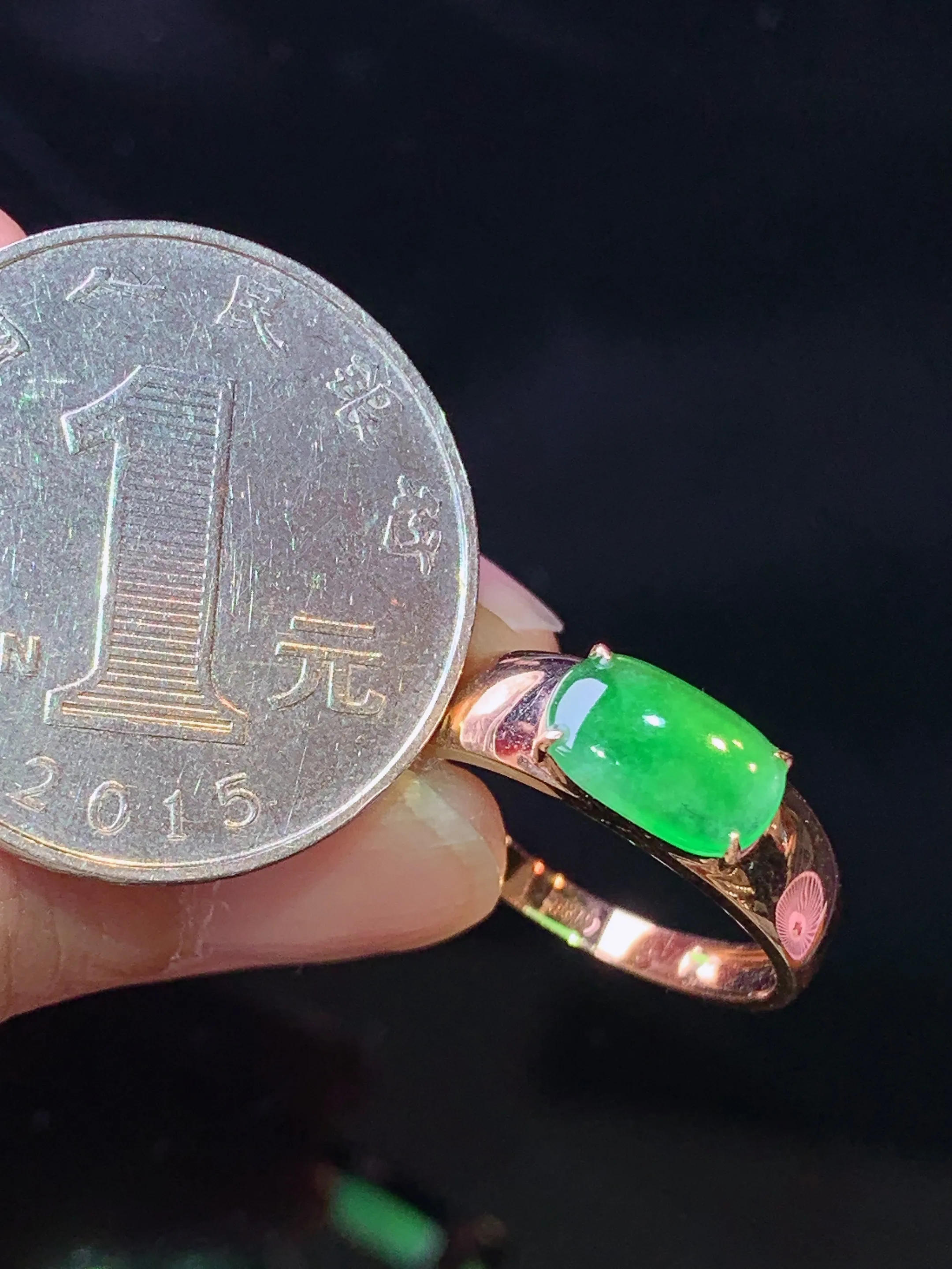 18k金钻镶嵌冰翠绿马鞍戒指 玉质细腻 水润亮眼 色泽艳丽 圈口13.5 裸石尺寸5.7*9.2*2