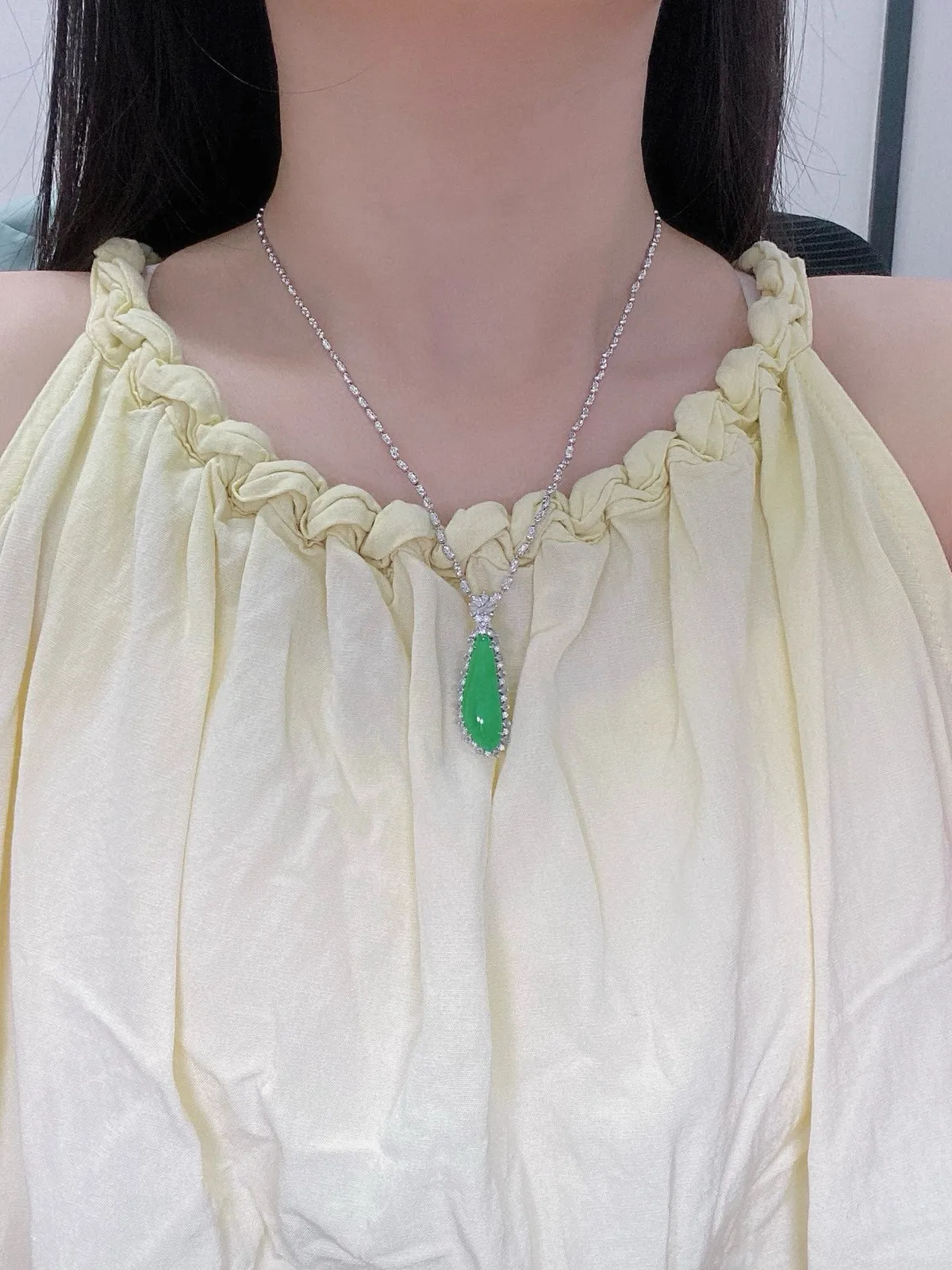 【冰种绿福瓜吊坠】种水上乘，晶莹剔透，纯净通透，18k金钻精美镶嵌，裸石尺寸26.7*8.8*3.7毫米