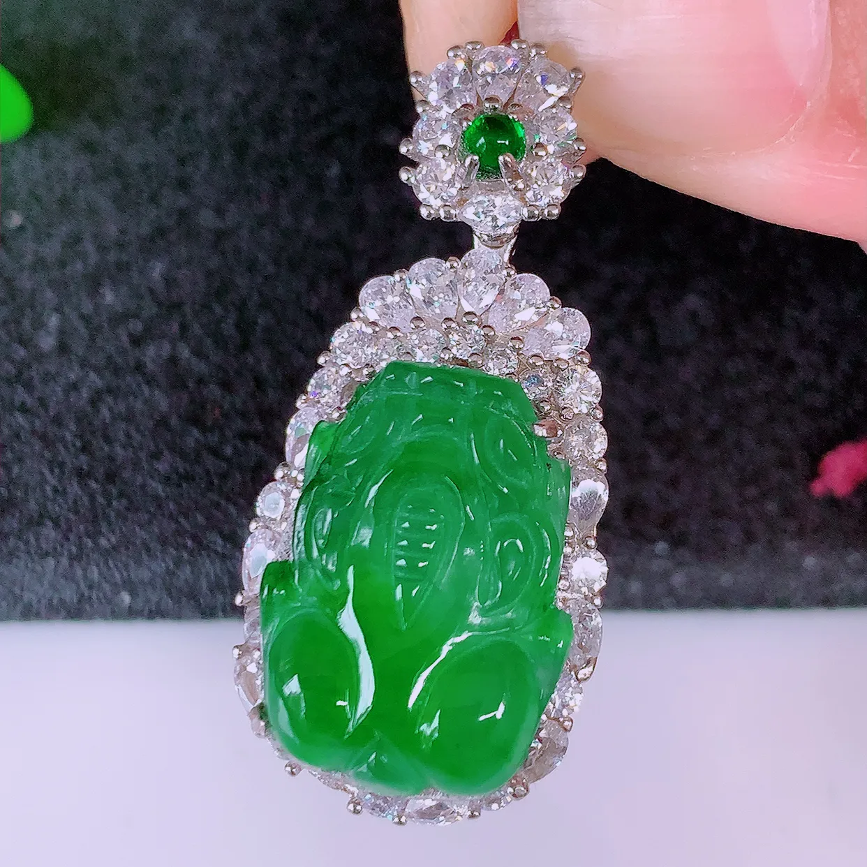 冰透满绿翡翠925银镶嵌貔貅吊坠，自然光实拍，翠色灵动，颜色漂亮，种老水足，品相佳，佩戴佳品！#98.13整体32.5*15.5*10裸石17*12