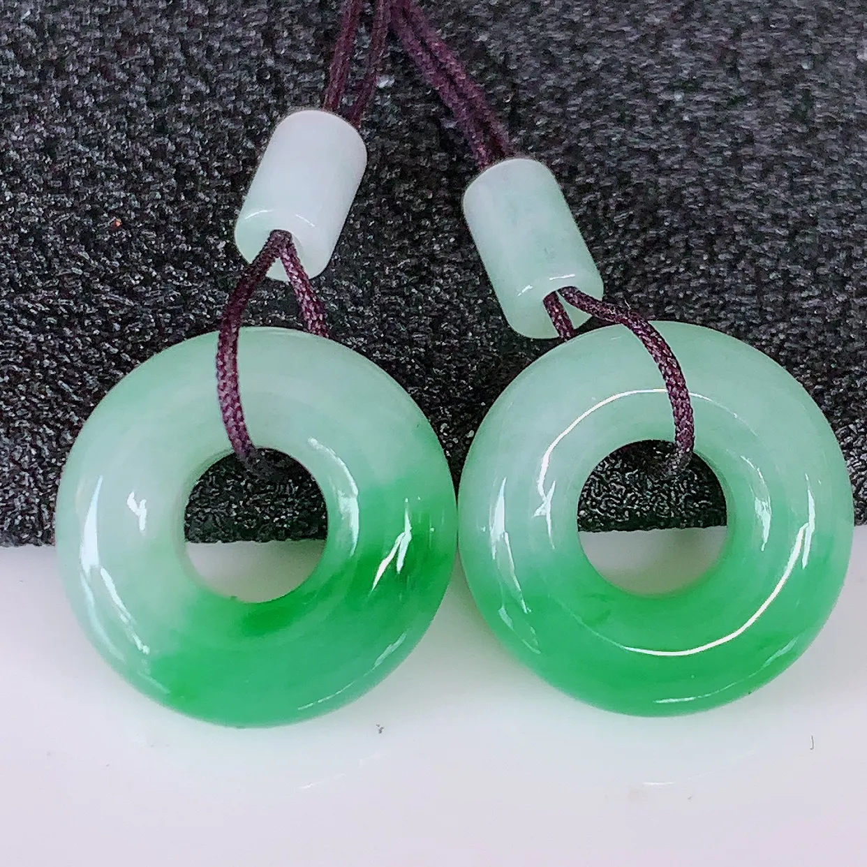 自然光实拍，冰飘绿翡翠一对平安扣耳坠，翠色灵动，玉质细腻，颜色漂亮，品相佳，佩戴佳品！配银线 #57