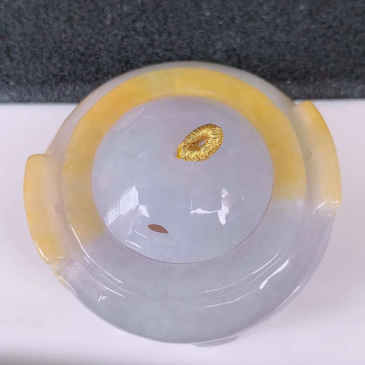 自然光实拍，冰润黄翡双彩翡翠香烟壶，种老水足，雕工精湛 ，寓意美好，时尚出众！#26.13尺寸49*