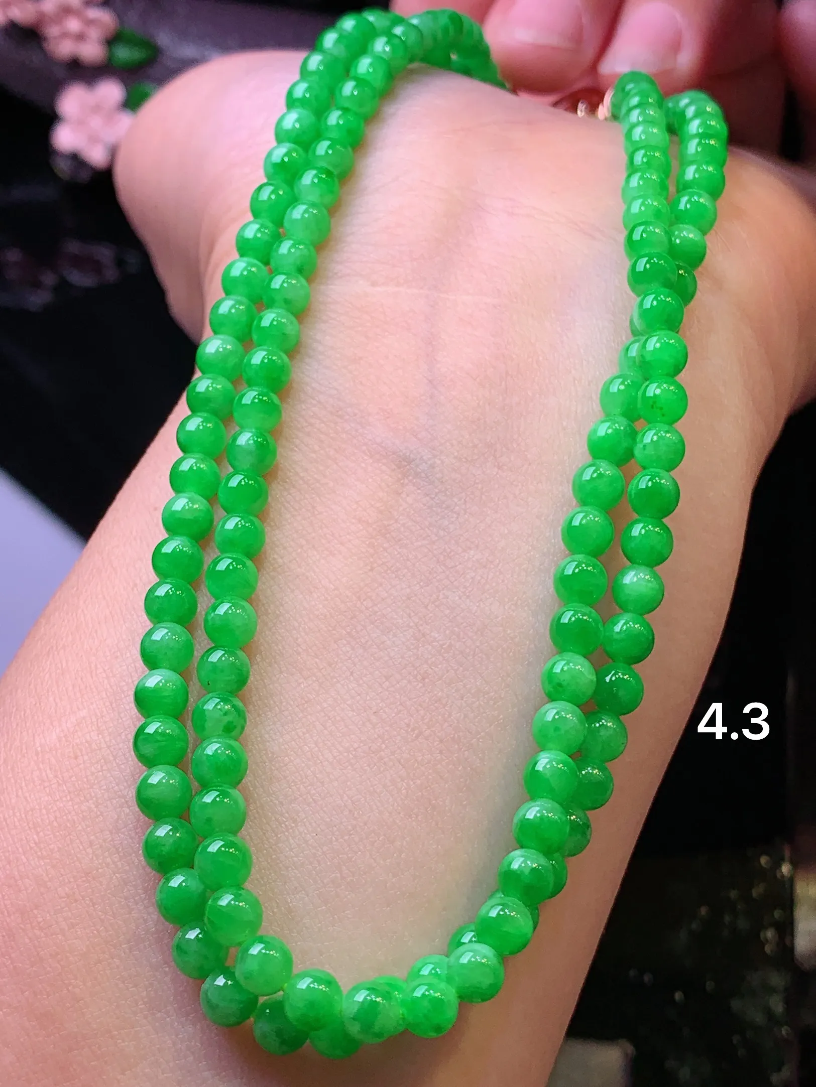 满绿圆珠项链 玉质细腻 水润亮眼 色泽艳丽 整体尺寸4.3