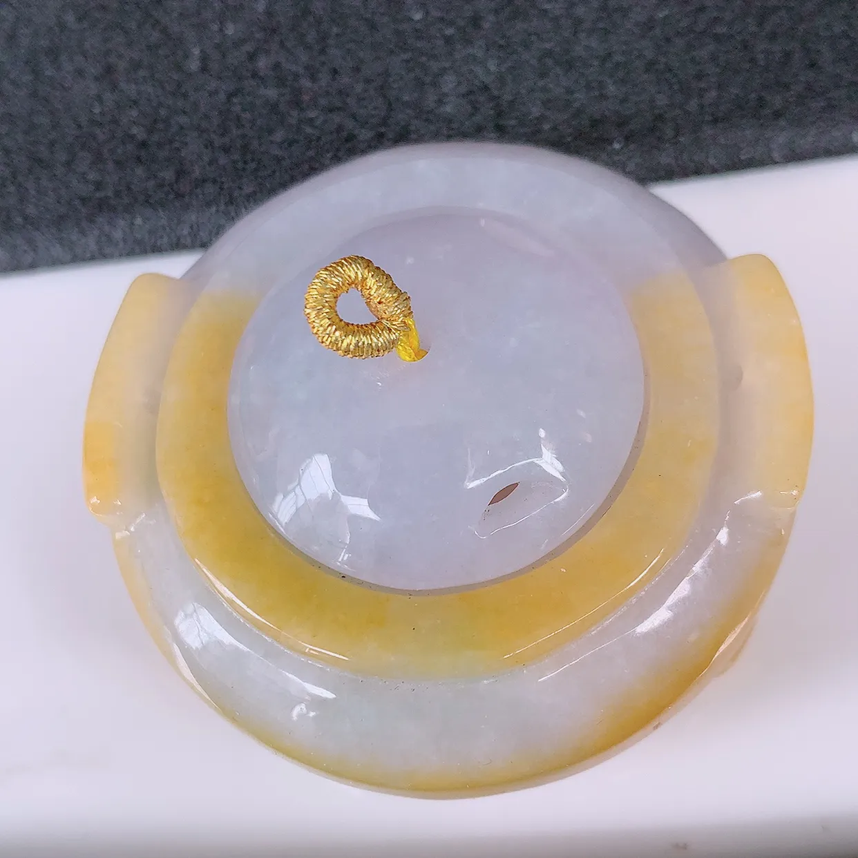 自然光实拍，冰润黄翡双彩翡翠香烟壶，种老水足，雕工精湛 ，寓意美好，时尚出众！#26.13尺寸49*