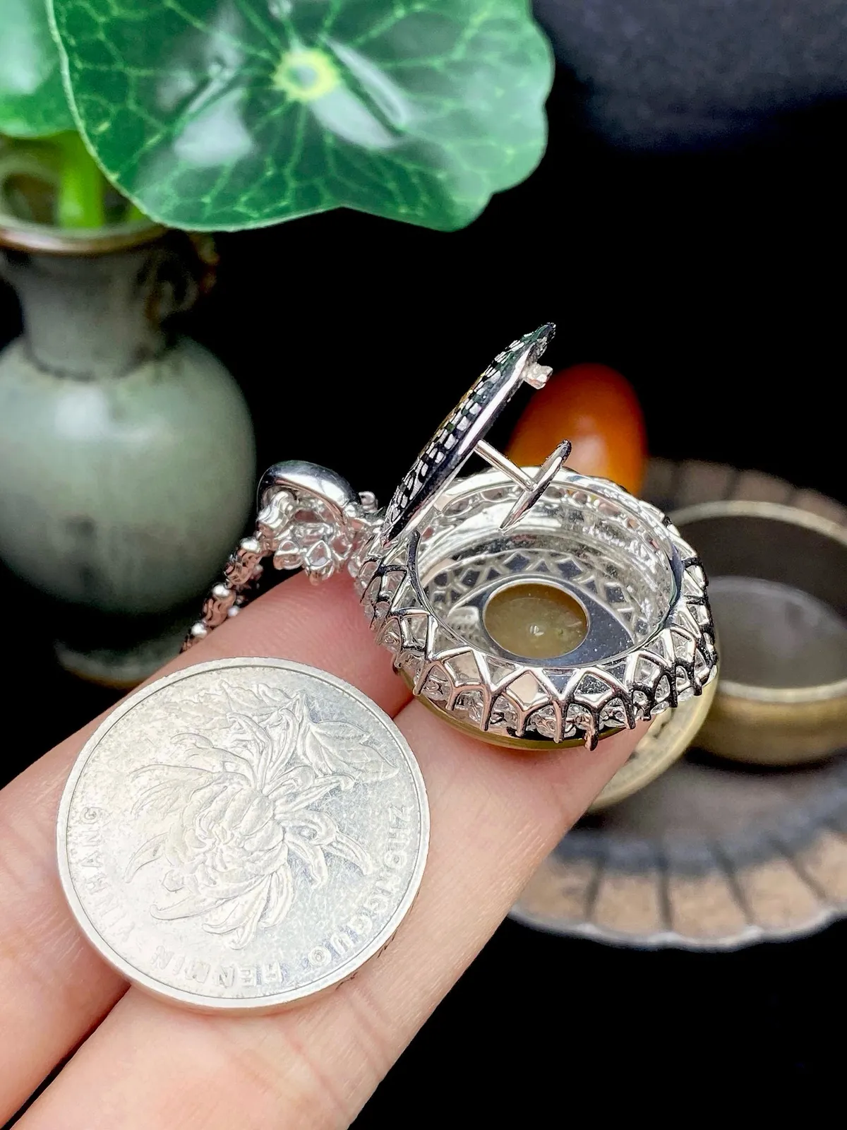 【冰种黄加绿平安扣吊坠】质地非常细腻，冰润十足，种老冰透，收藏品质，18k金钻镶嵌，裸石尺寸20.7*3.8毫米