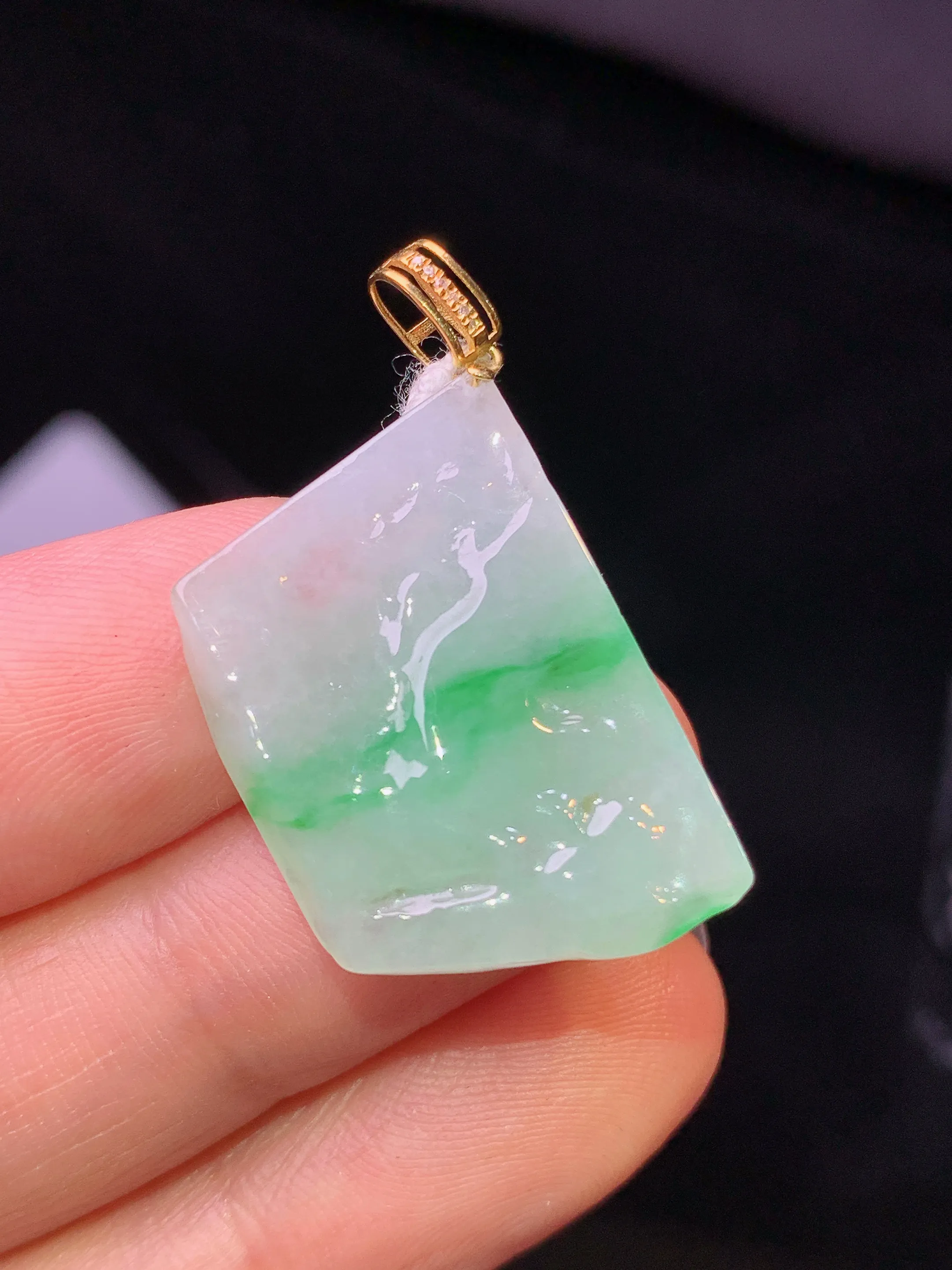 18k金镶嵌飘绿随形吊坠 玉质细腻 水润亮眼 色泽艳丽 整体尺寸31.6*16.8*5.7