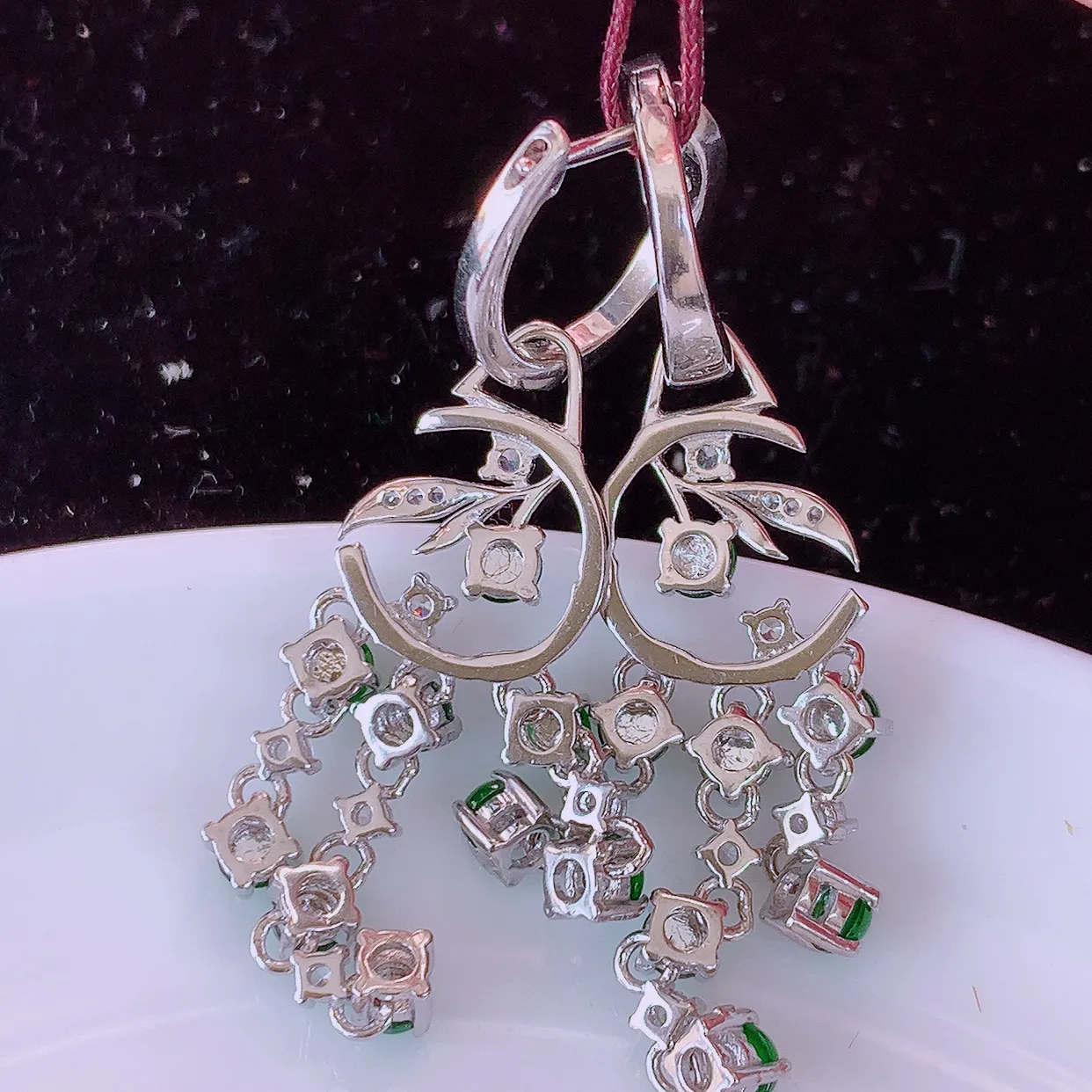 冰透满绿翡翠925银镶嵌耳坠，自然光实拍，翠色灵动，颜色漂亮，种老水足，品相佳，佩戴佳品！#98.13整体45.5*10.5-3.6裸石3*3