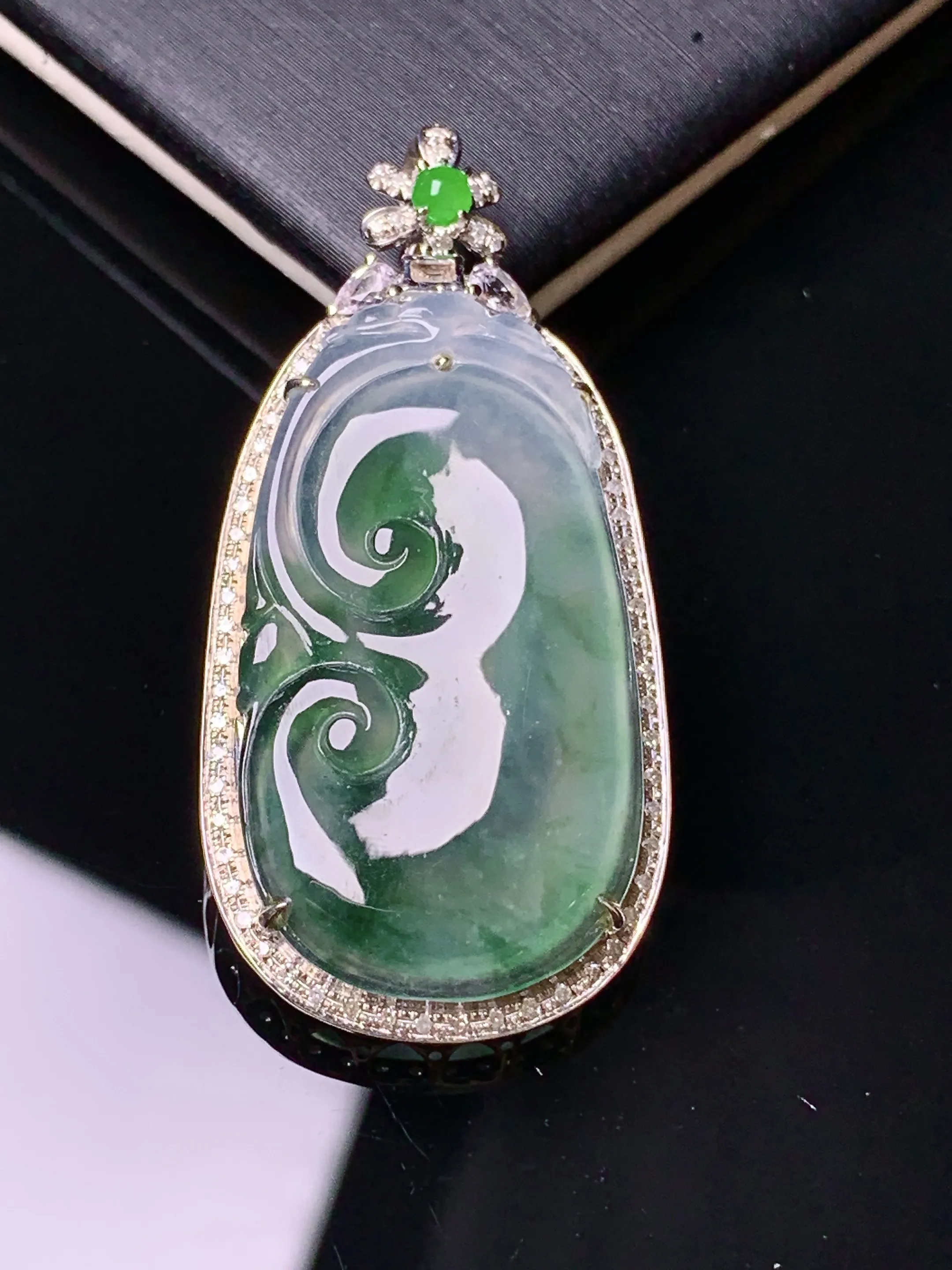 18k金钻镶嵌冰种如意吊坠 玉质细腻 水润亮眼 色泽艳丽 整体尺寸40*19.3*6.5