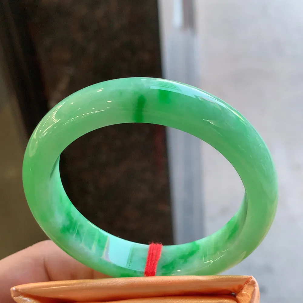 正圈冰糯阳绿 无瑕 尺寸:55.1/12.5/8.6 色好