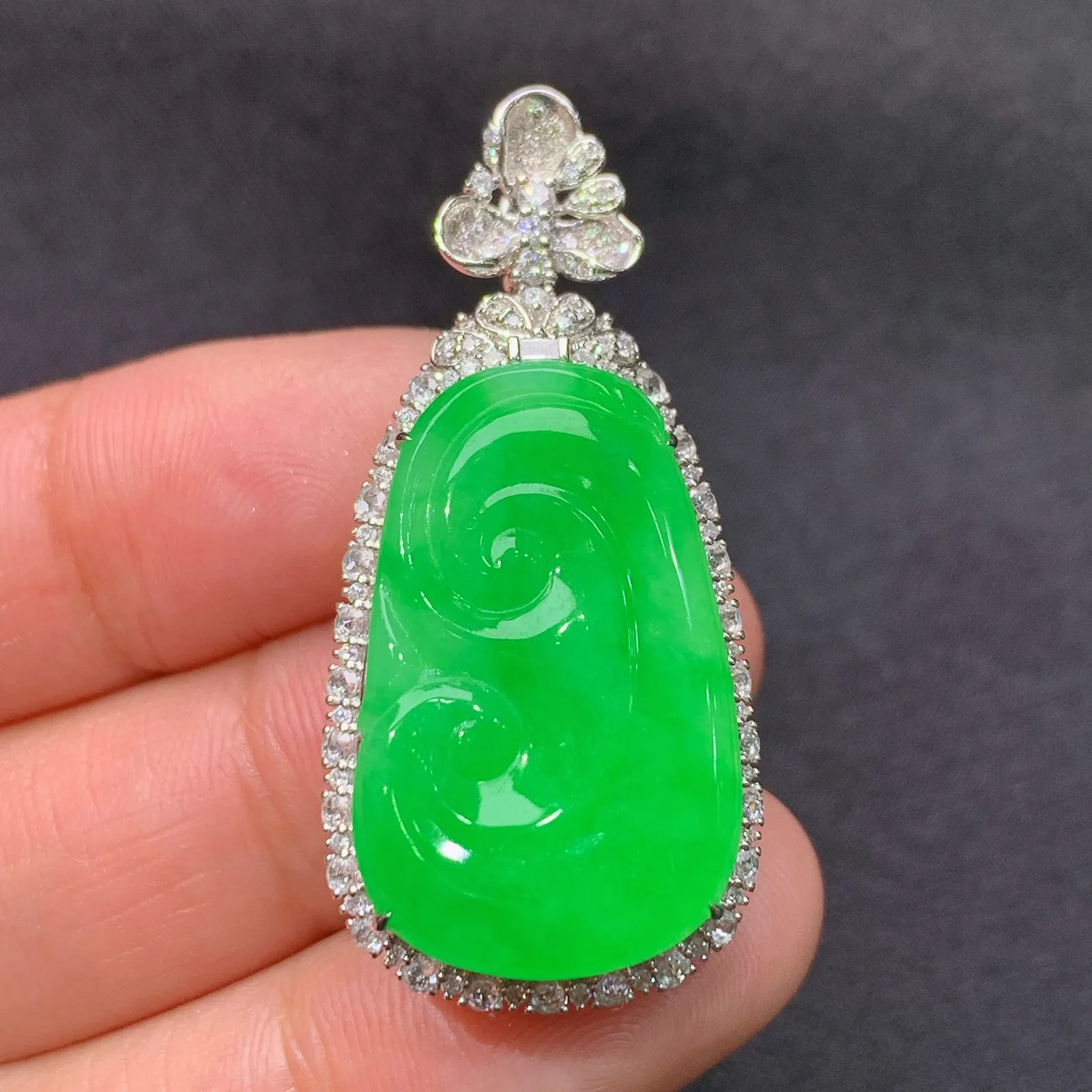 冰阳绿如意吊坠，18k金镶嵌，色泽鲜阳，冰润细腻，种水足，Zhe 尺寸39.2*18.2*10.6