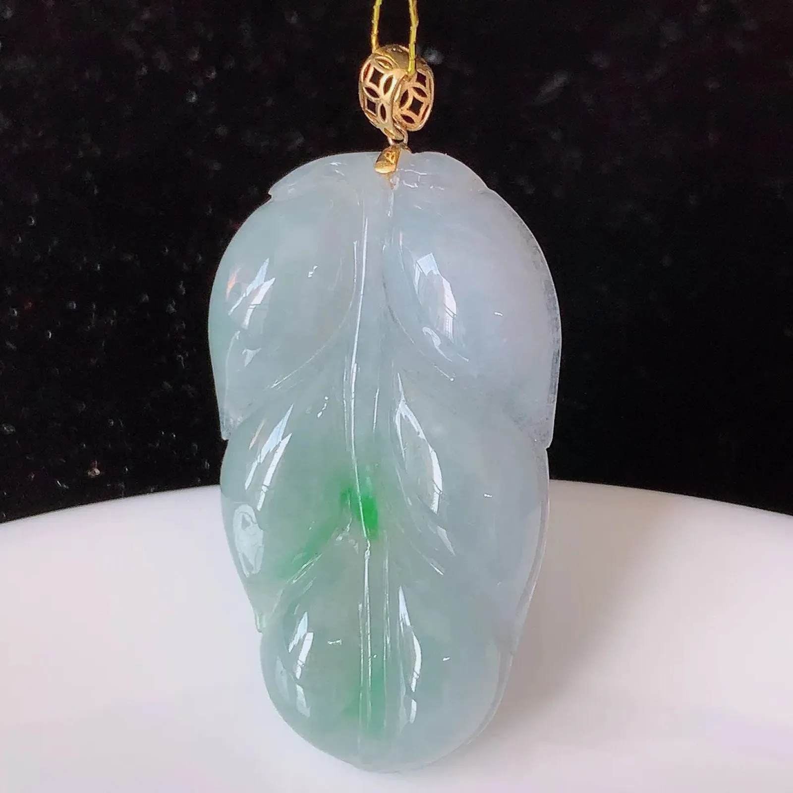 18K金镶嵌冰春带彩翡翠叶子吊坠 ，种水足，色泽清新，工艺精湛，叶子寓意美好；金枝玉叶，事业有成。#