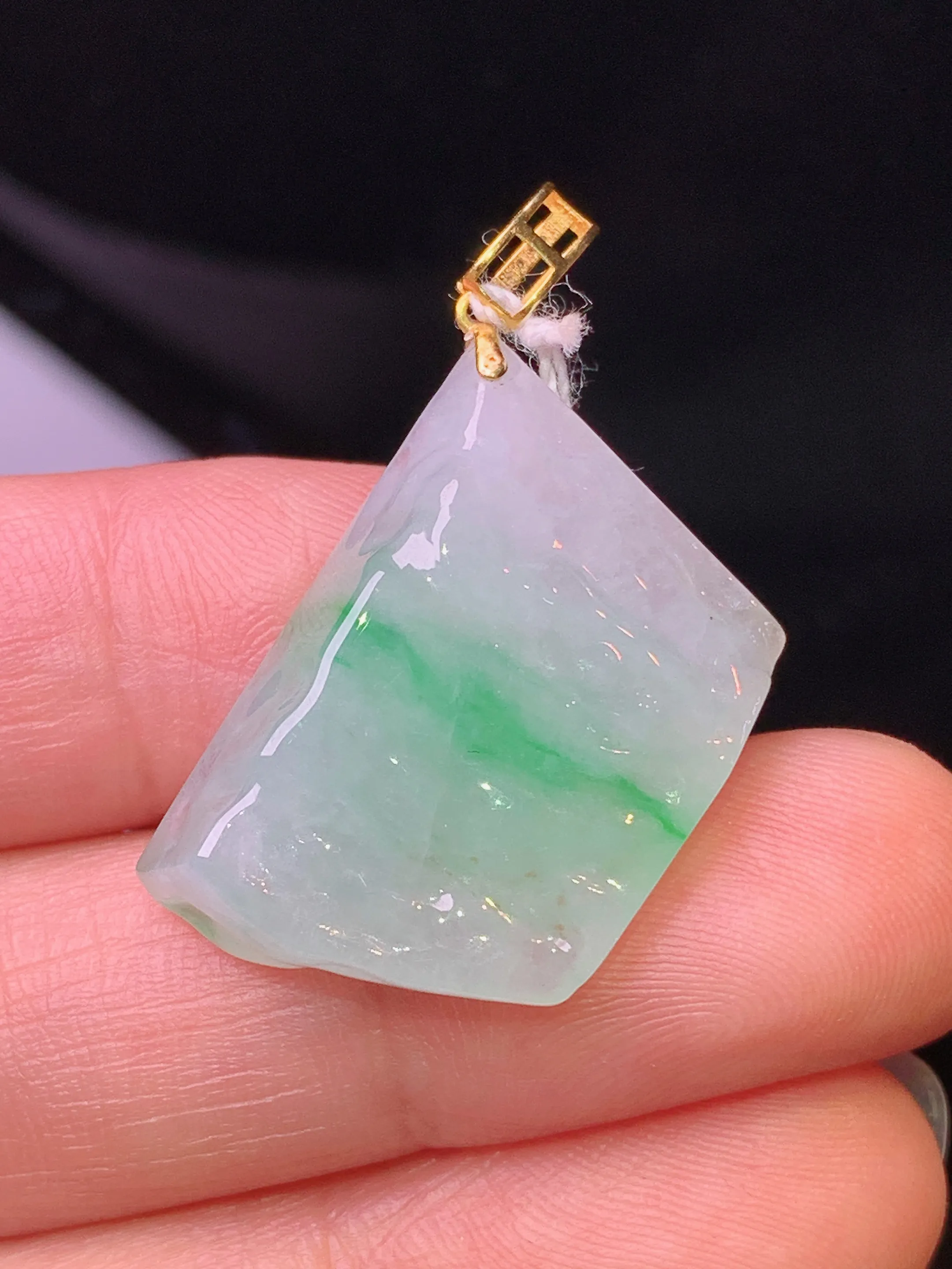 18k金镶嵌飘绿随形吊坠 玉质细腻 水润亮眼 色泽艳丽 整体尺寸31.6*16.8*5.7