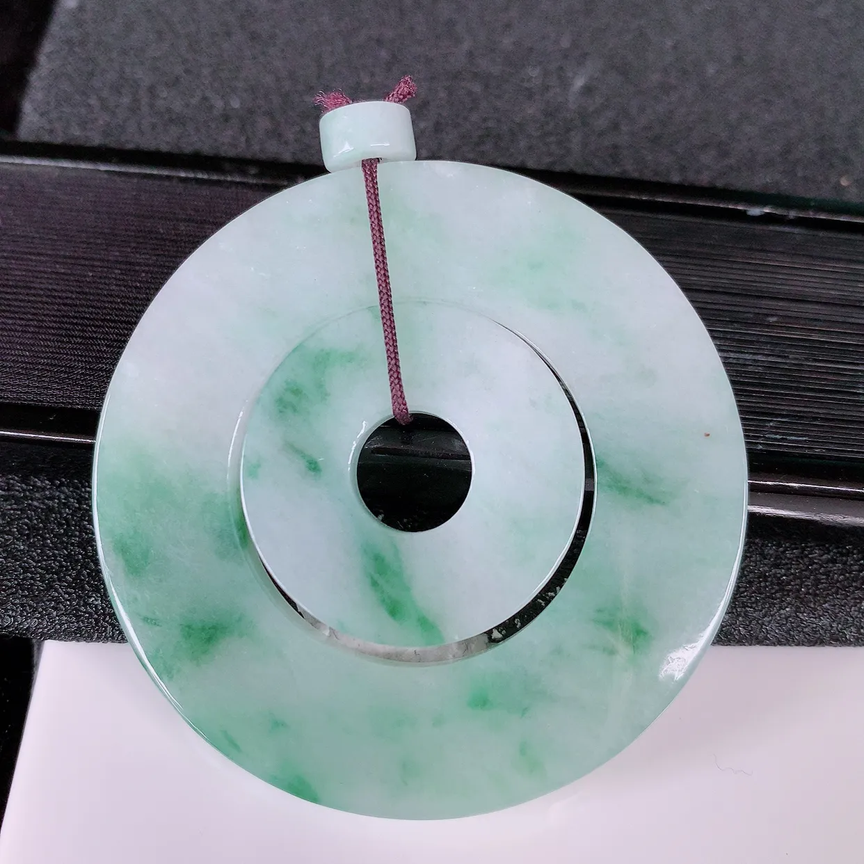 自然光实拍，冰润飘花翡翠平安母子扣吊坠，种老水足，雕工精湛 ，寓意美好，佩戴时尚出众！#85.13