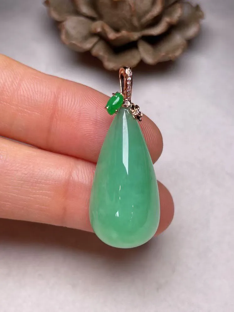 冰糯种晴绿滴水吊坠、真金真钻镶嵌，种水好，玉质细腻 .裸石尺寸 28.3*14.0