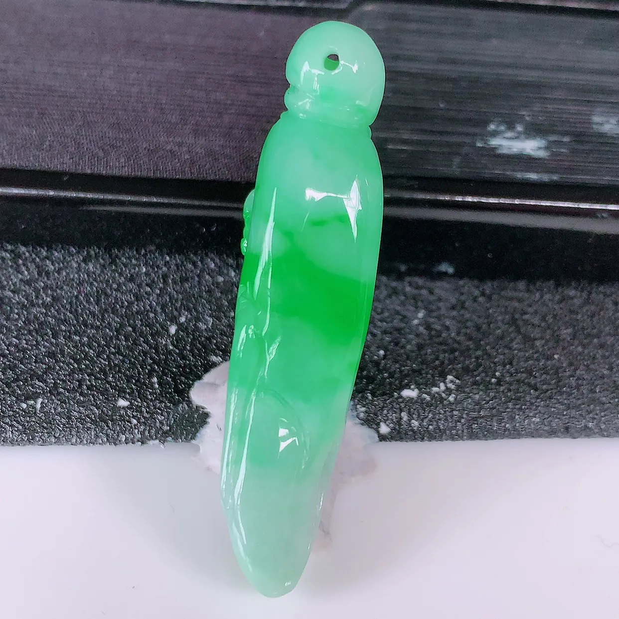 自然光实拍，冰润飘绿翡翠人生如意人参吊坠，翠色灵动，种老水足，寓意好，品相佳，佩戴佳品！#05.13